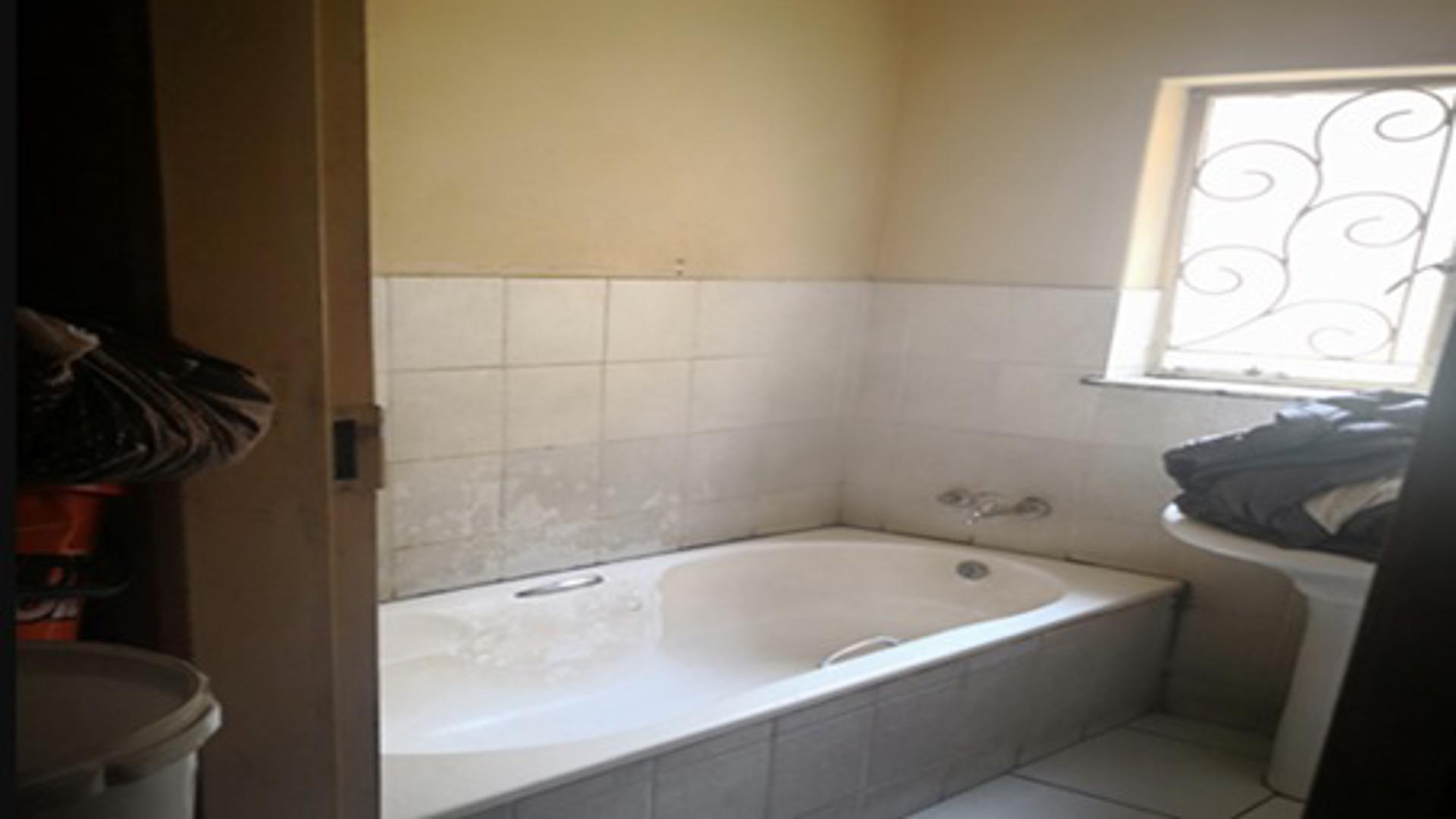 Bathroom 1 of property in Kempton Park