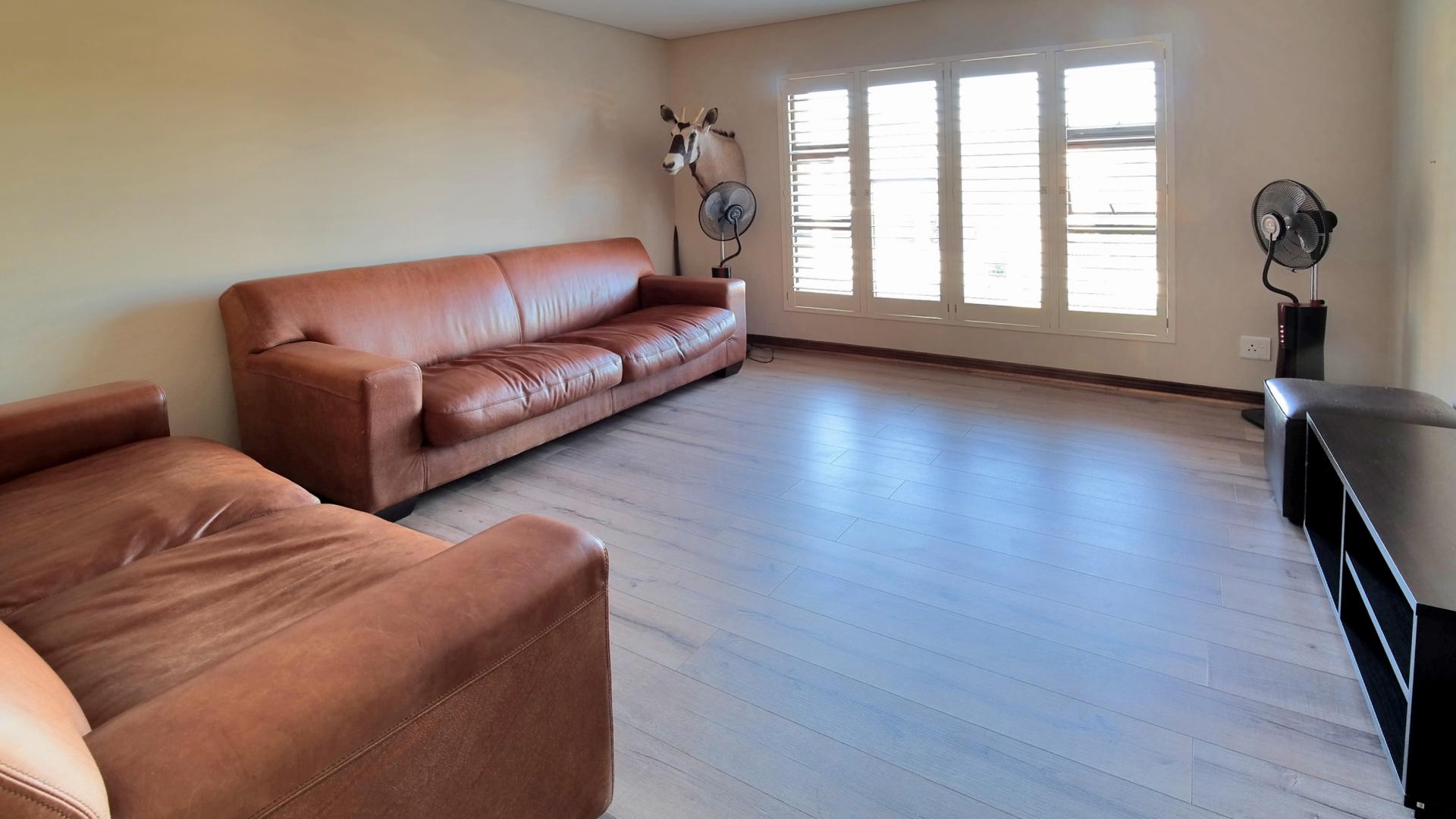 Lounges - 35 square meters of property in The Wilds Estate