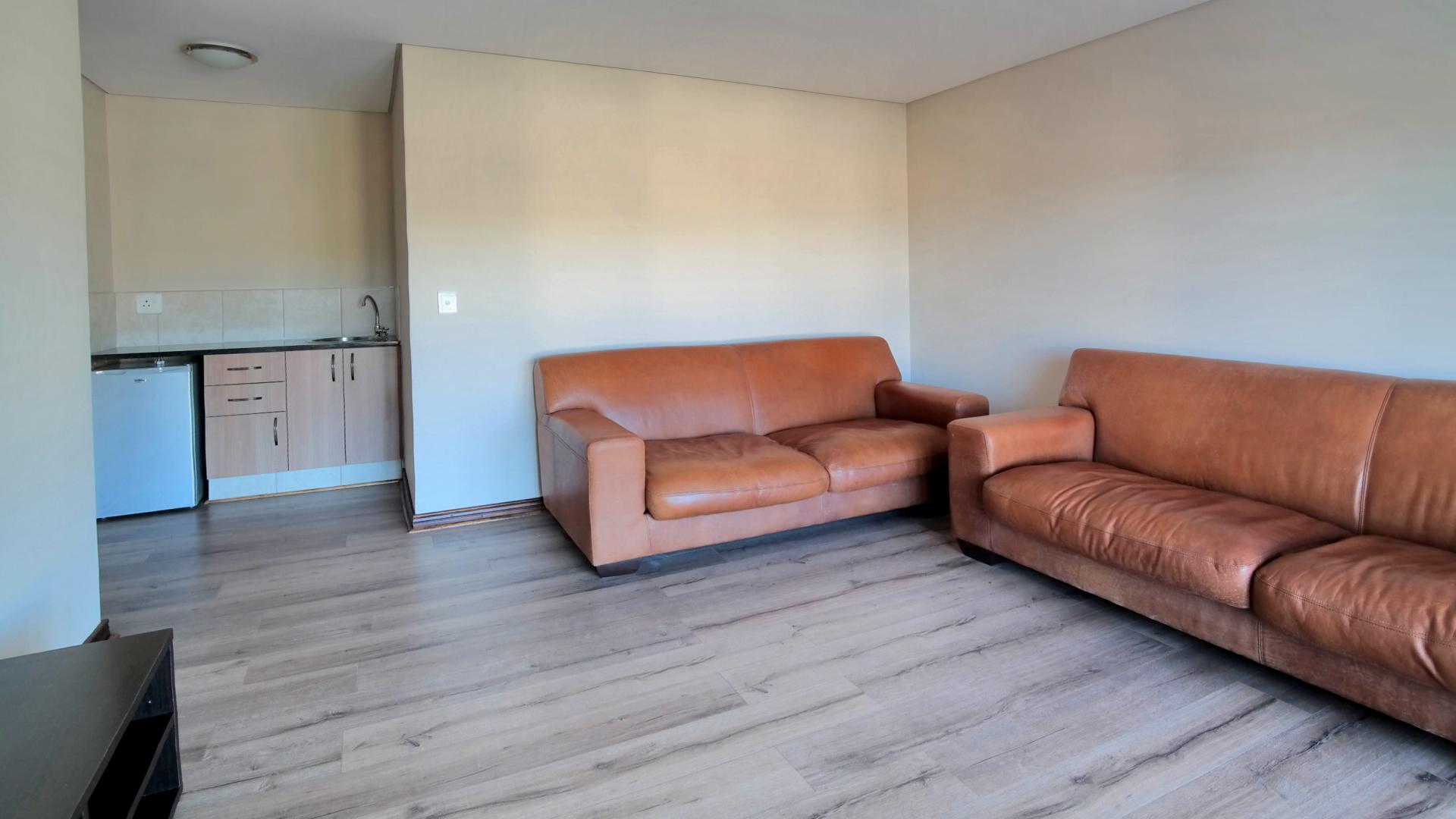 Lounges - 35 square meters of property in The Wilds Estate