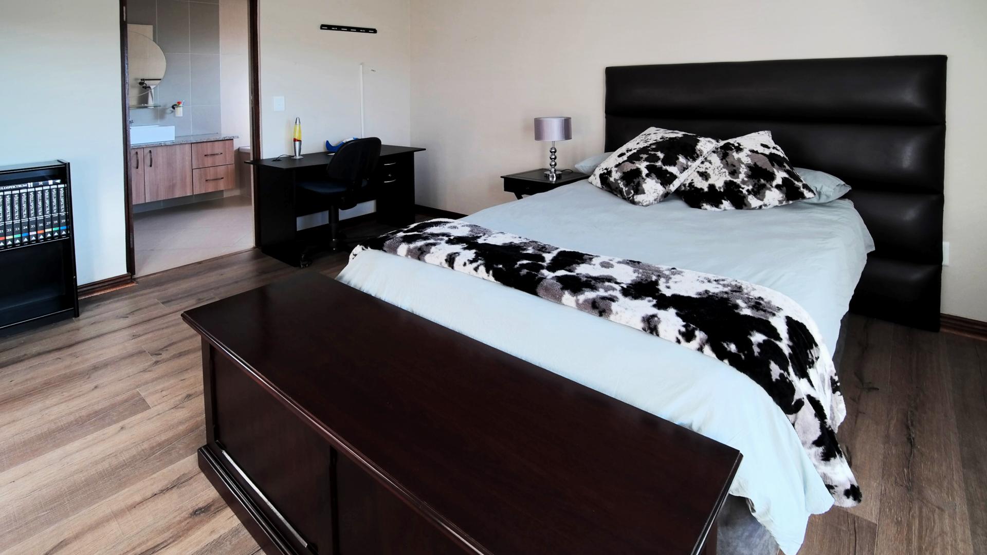 Bed Room 1 - 16 square meters of property in The Wilds Estate