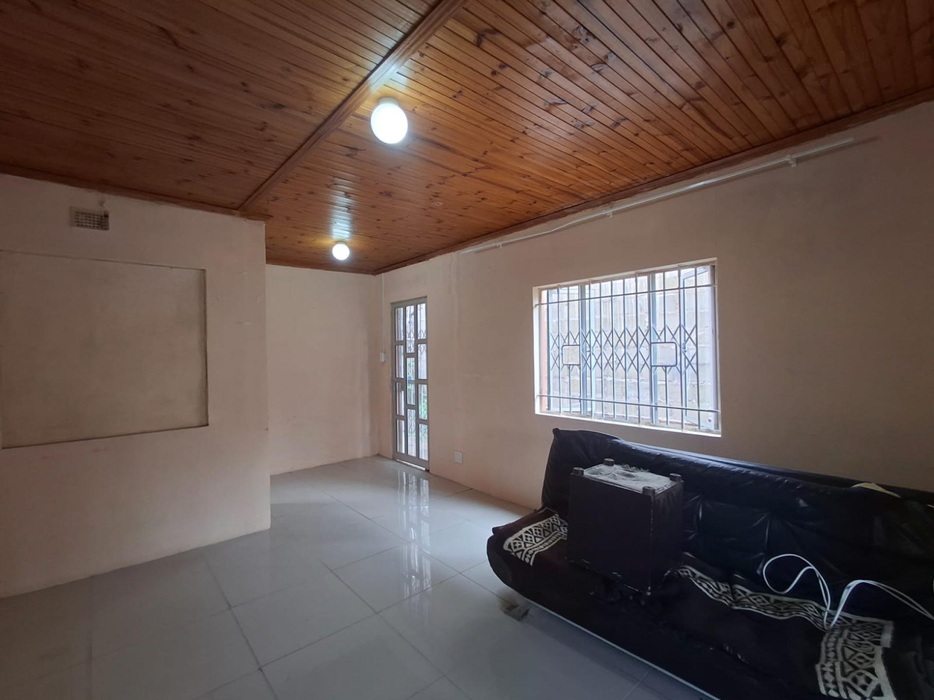 Lounges of property in Pinetown 