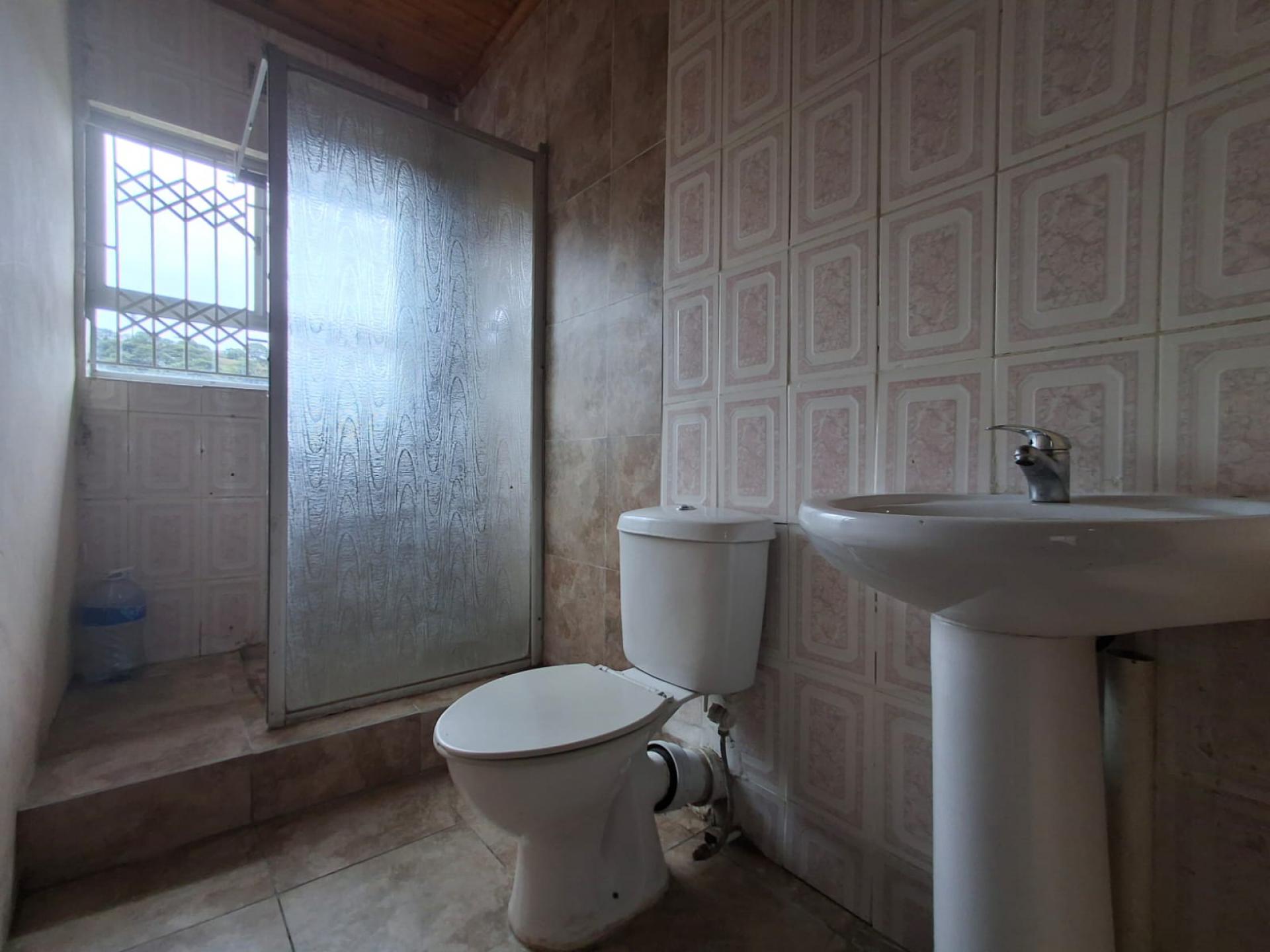 Bathroom 1 of property in Pinetown 