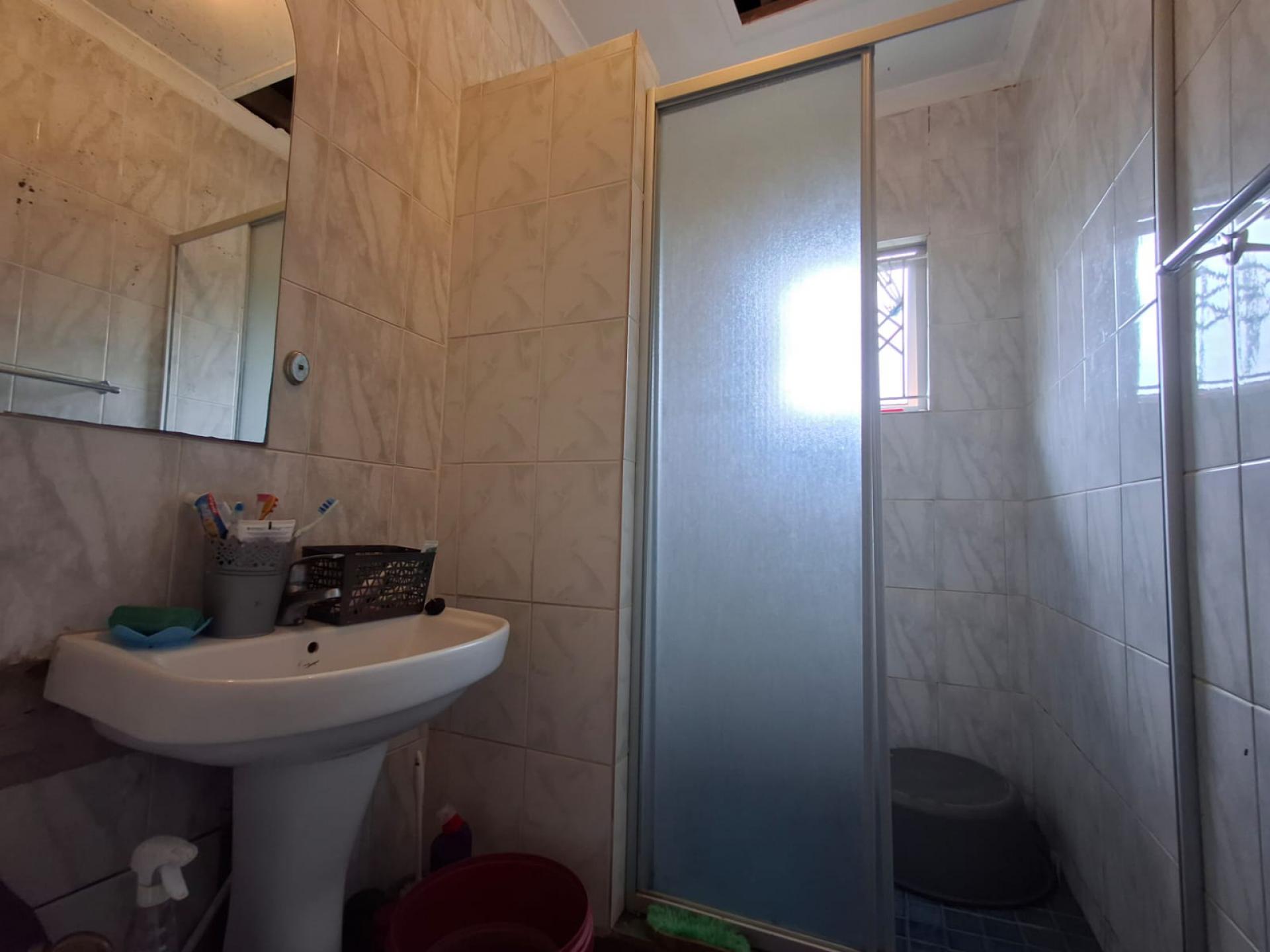 Bathroom 2 of property in Pinetown 