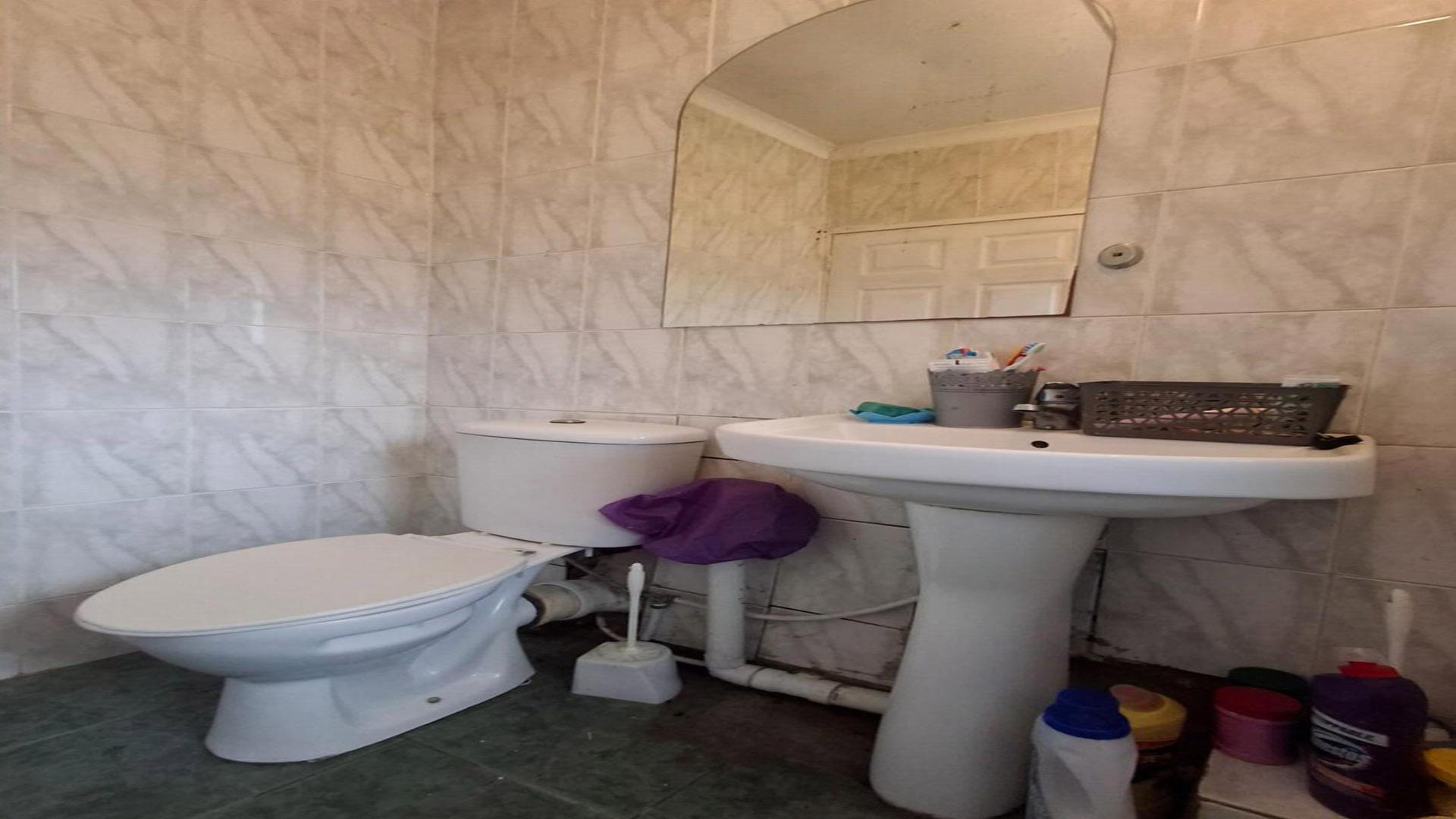 Bathroom 2 of property in Pinetown 