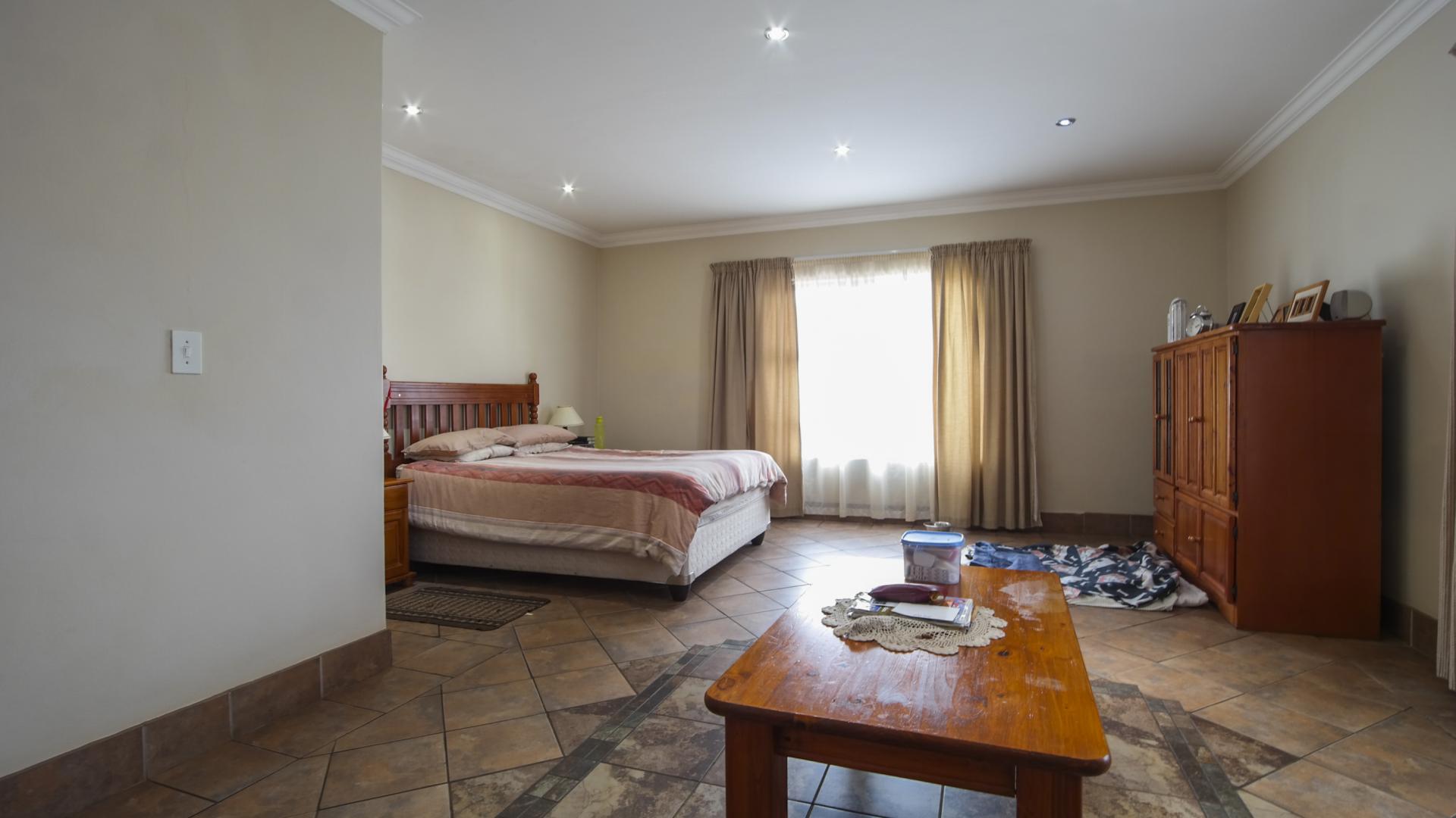 Main Bedroom - 40 square meters of property in The Wilds Estate