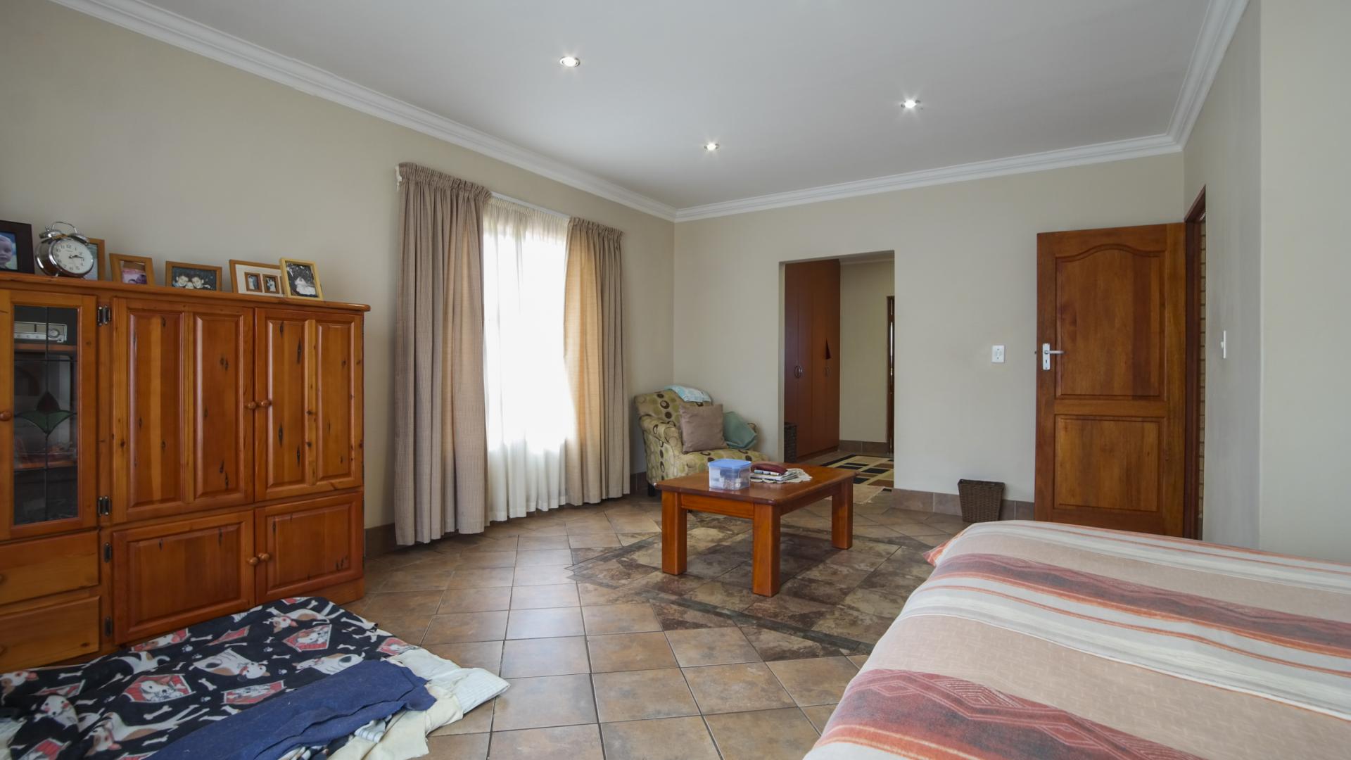 Main Bedroom - 40 square meters of property in The Wilds Estate