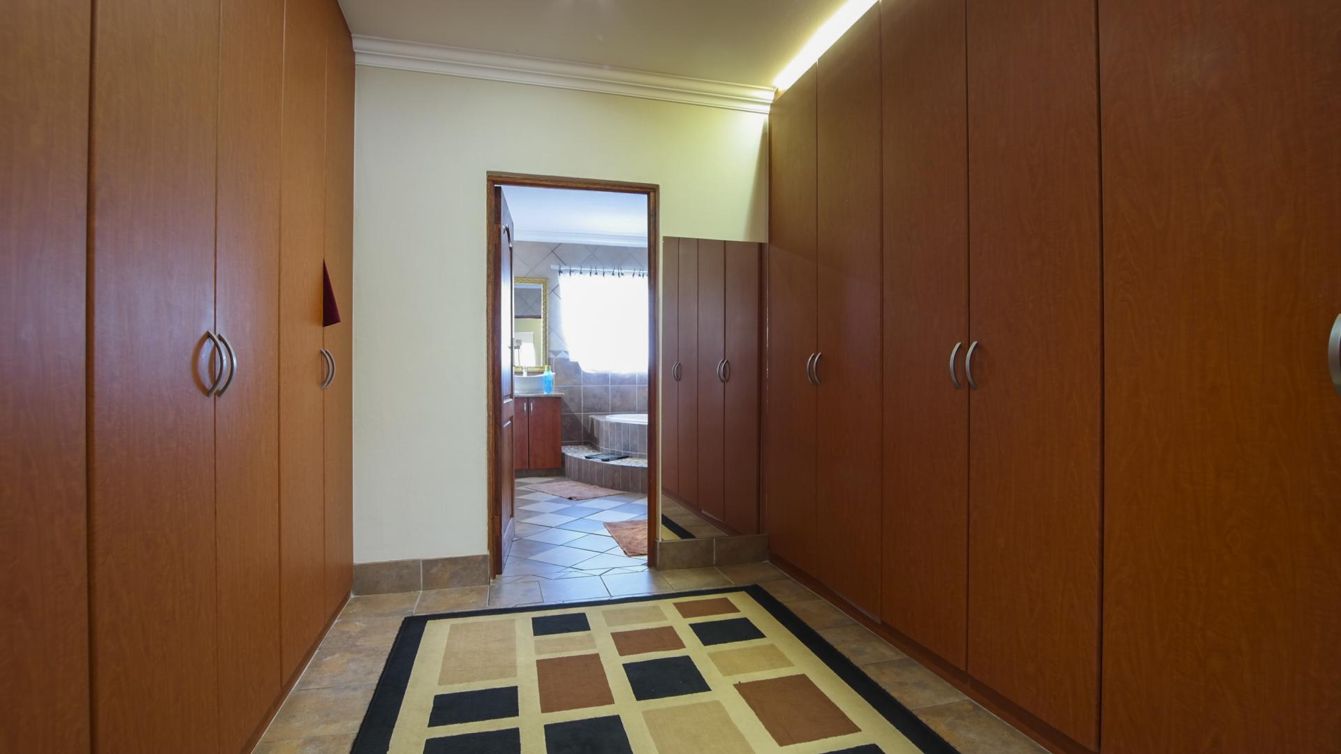 Main Bedroom - 40 square meters of property in The Wilds Estate