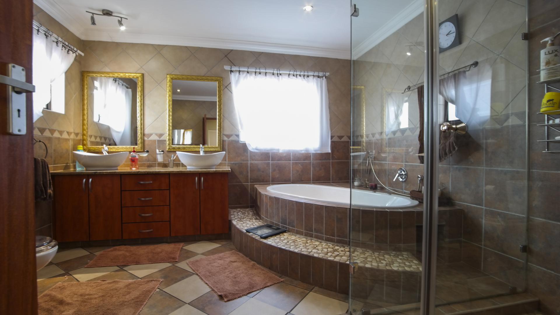 Main Bathroom - 17 square meters of property in The Wilds Estate