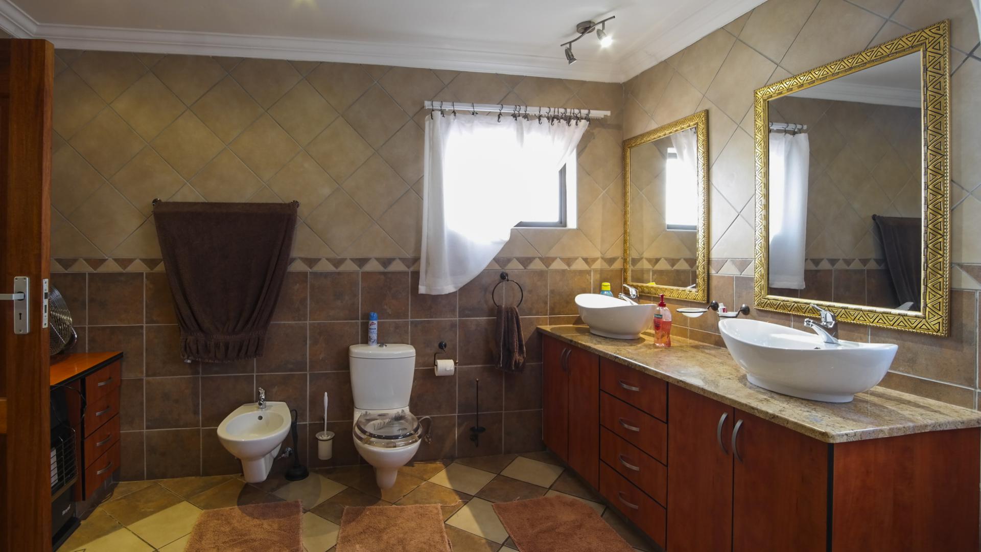 Main Bathroom - 17 square meters of property in The Wilds Estate