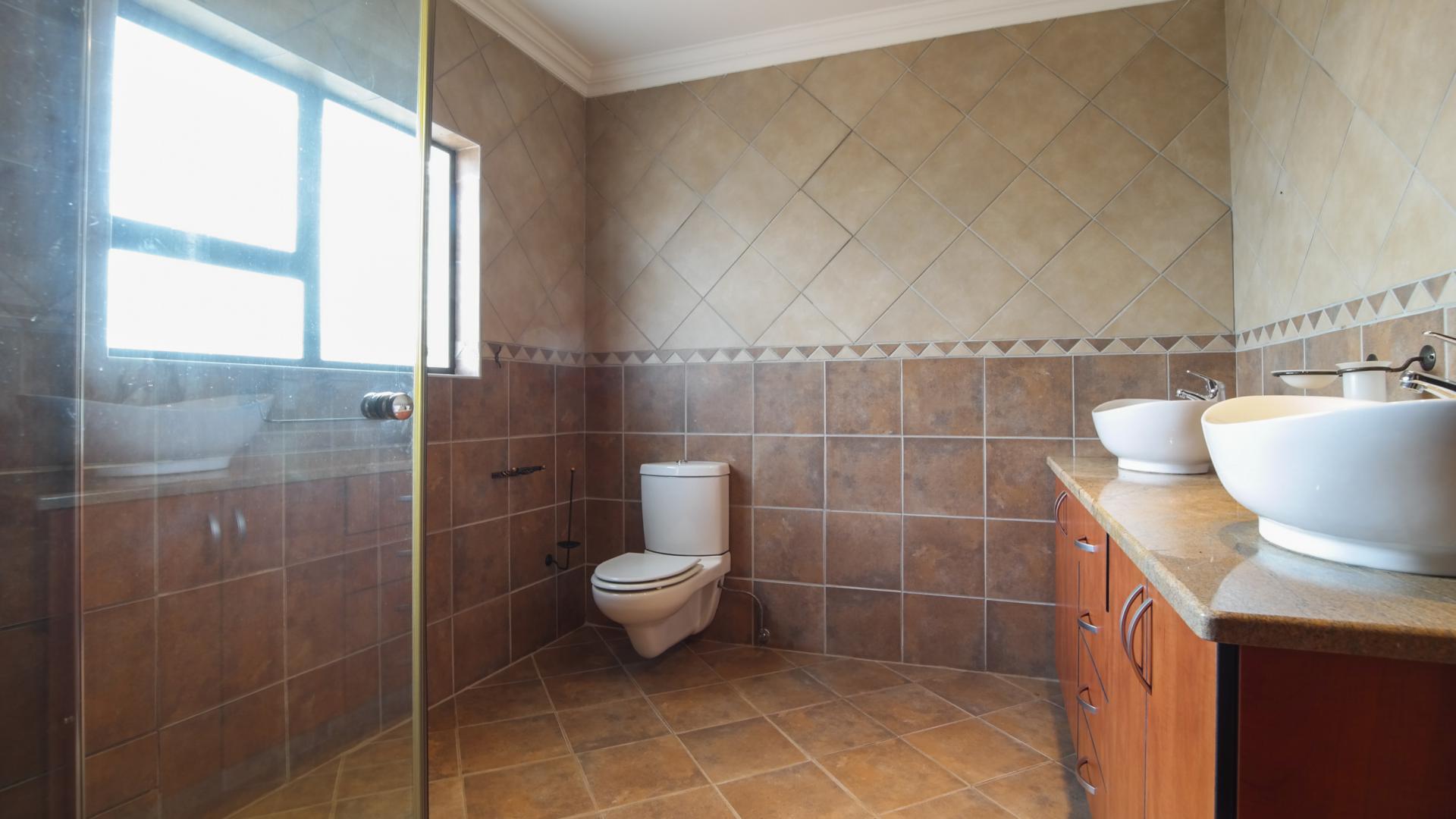 Bathroom 3+ - 10 square meters of property in The Wilds Estate