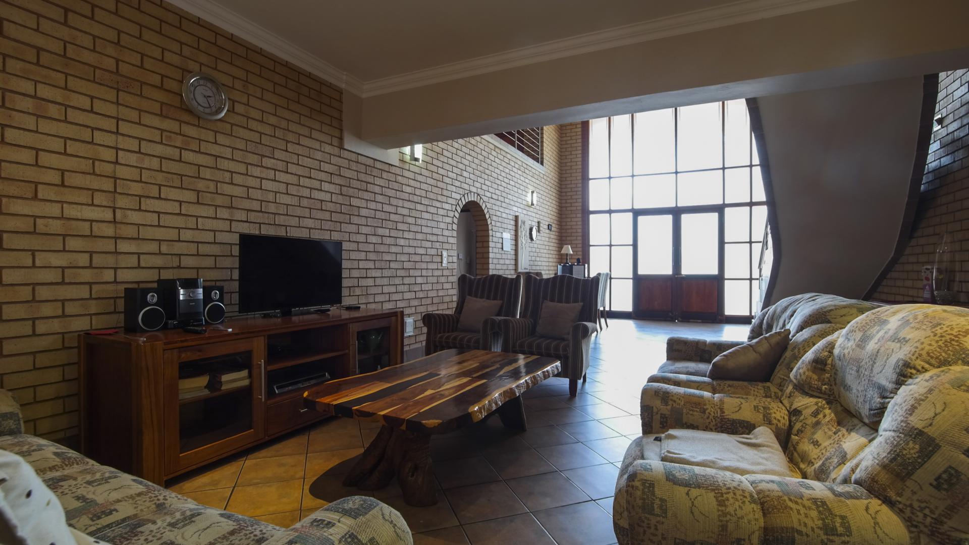 Lounges - 28 square meters of property in The Wilds Estate