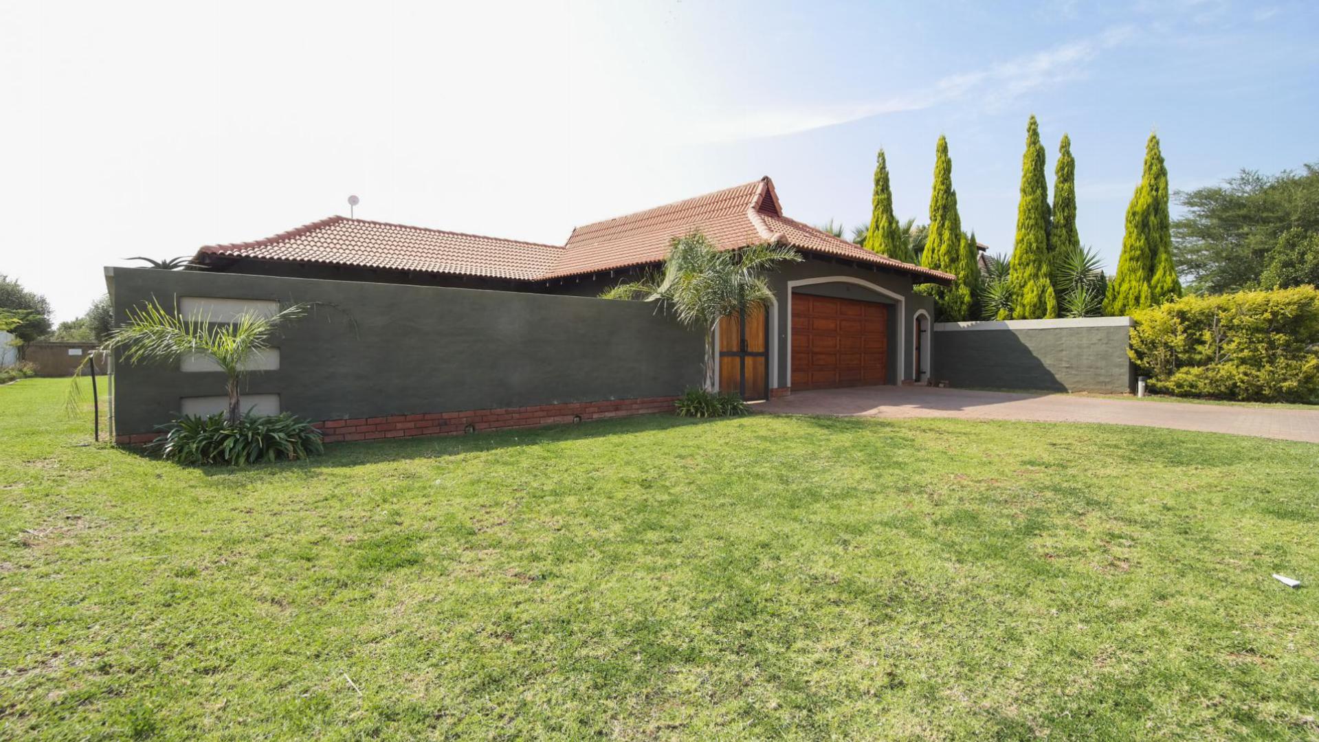 Front View of property in Willow Acres Estate