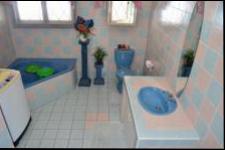 Main Bathroom - 15 square meters of property in Queensburgh