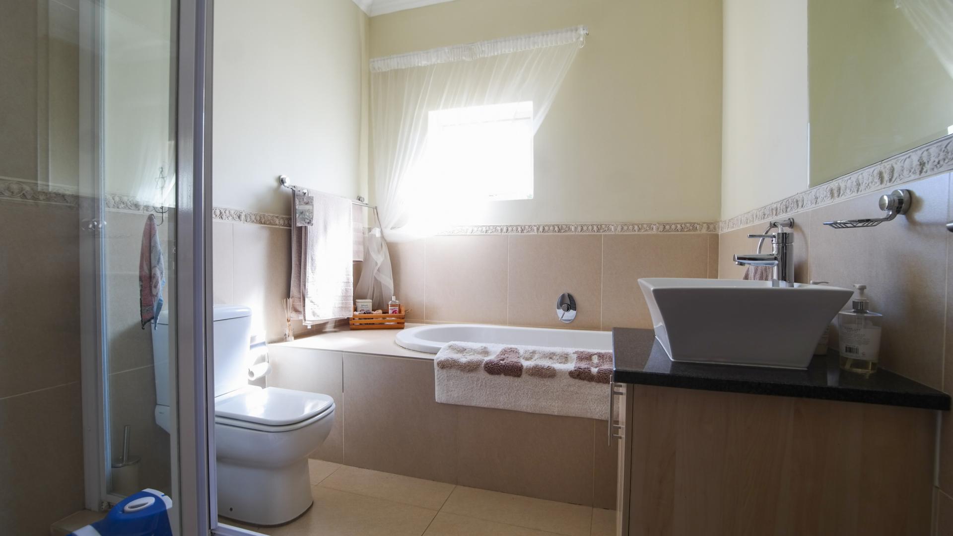 Bathroom 1 of property in Six Fountains Estate