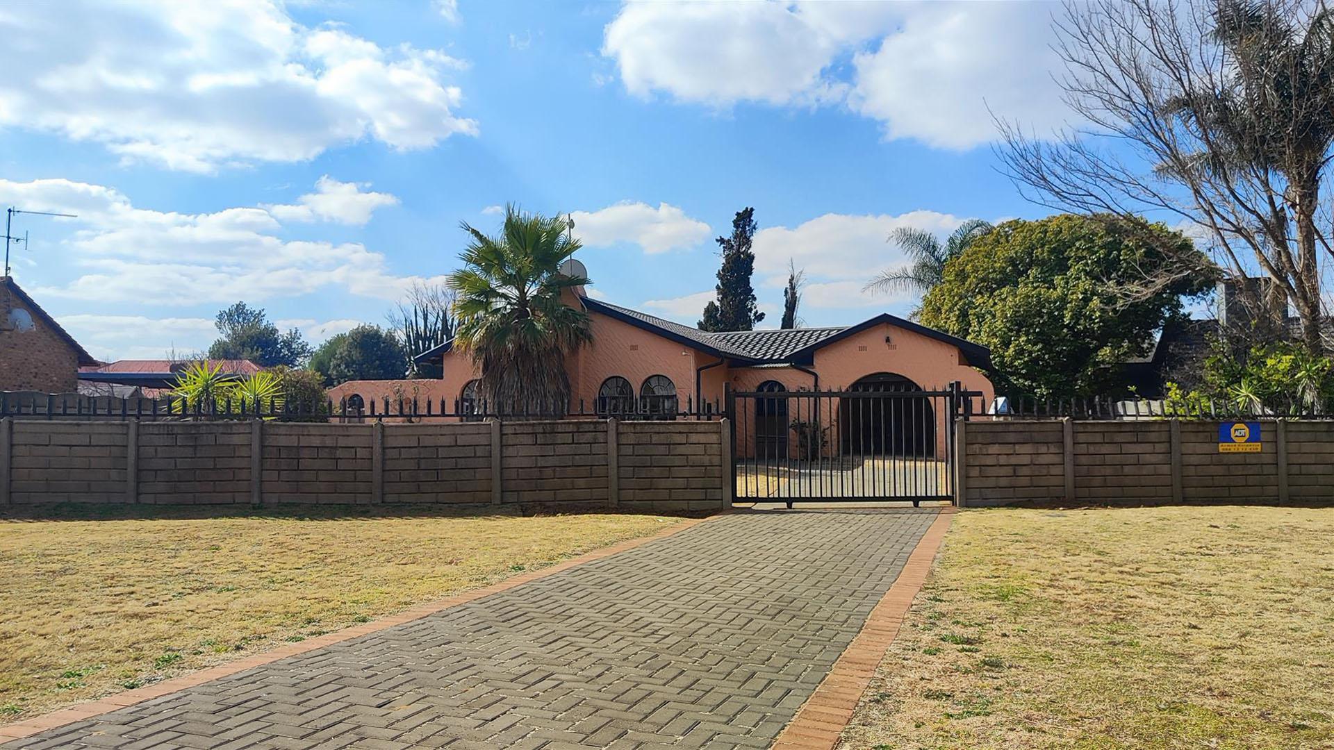 Front View of property in Modder East