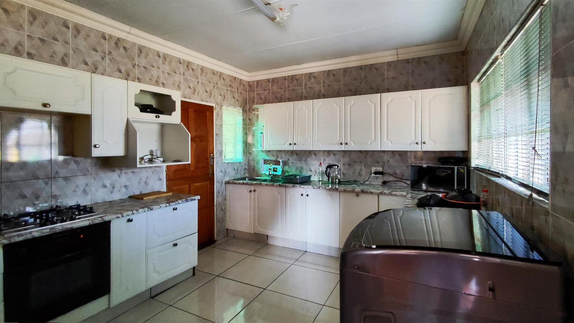 Kitchen - 16 square meters of property in Modder East