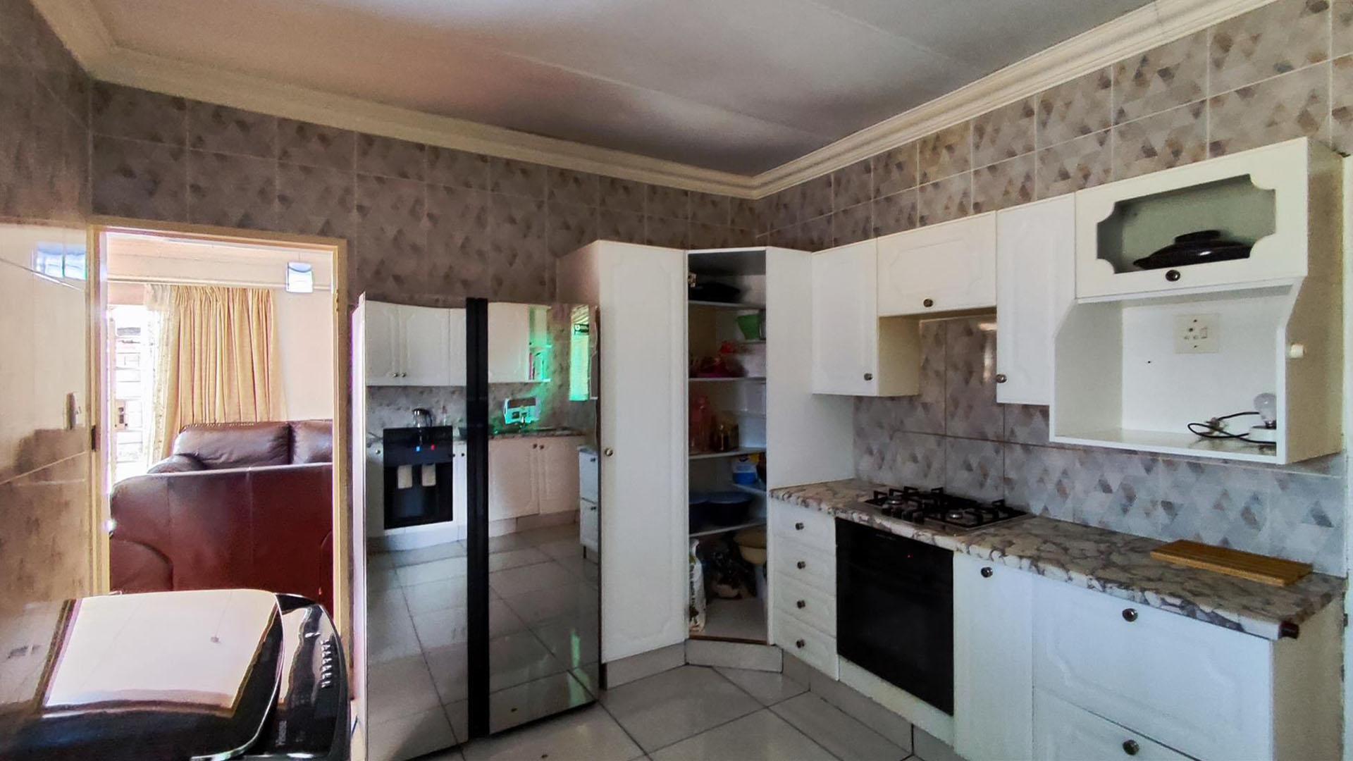 Kitchen - 16 square meters of property in Modder East