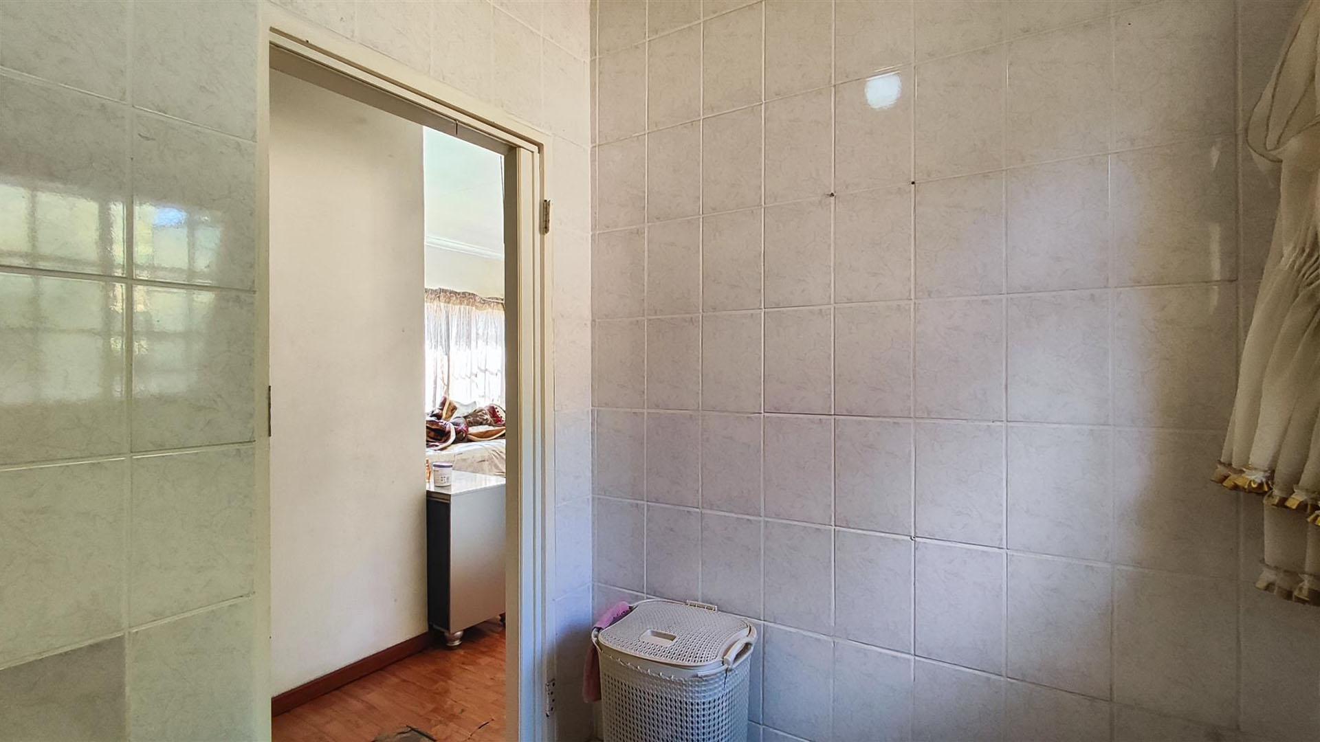 Main Bathroom - 5 square meters of property in Modder East