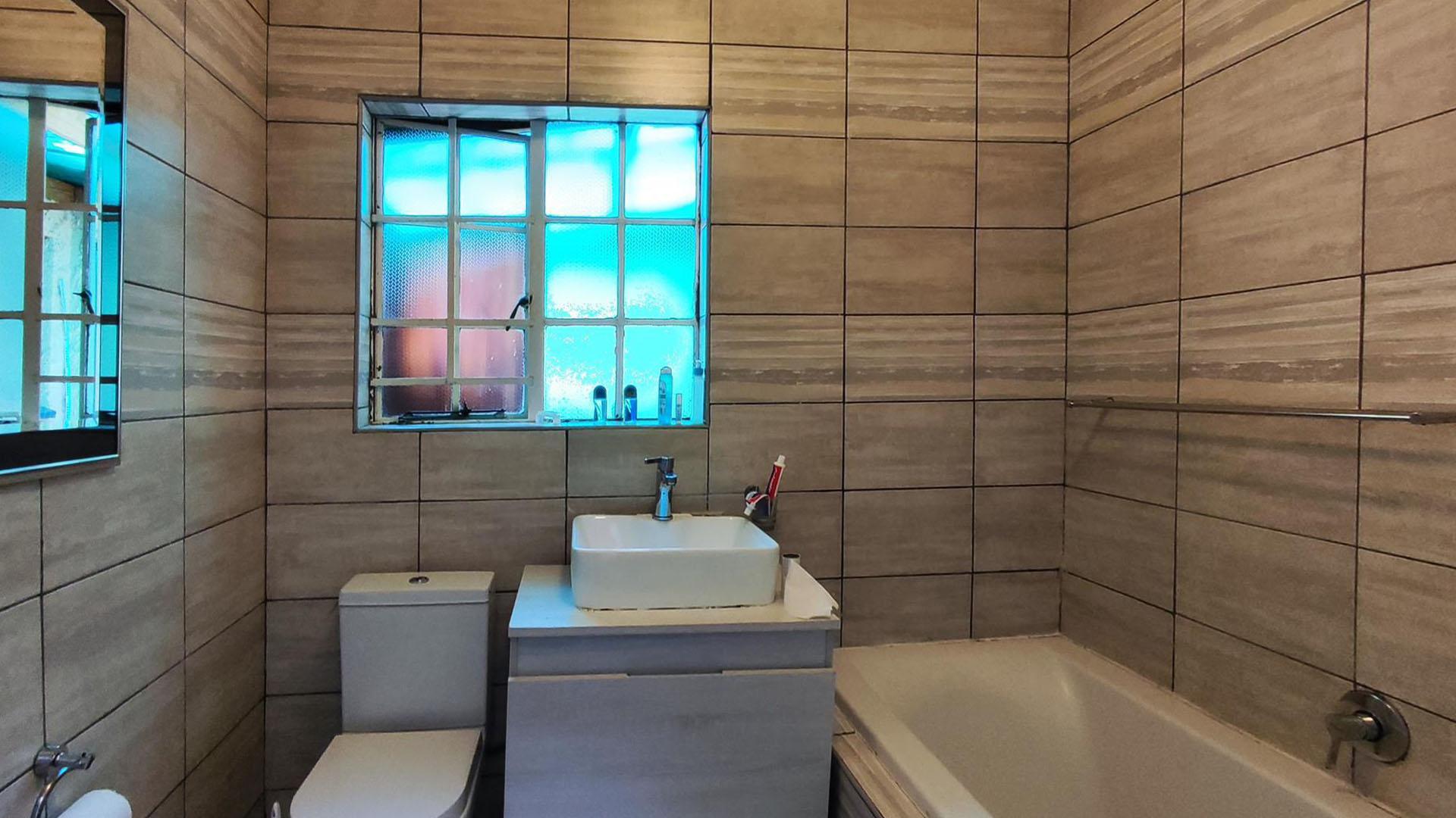 Bathroom 1 - 5 square meters of property in Modder East