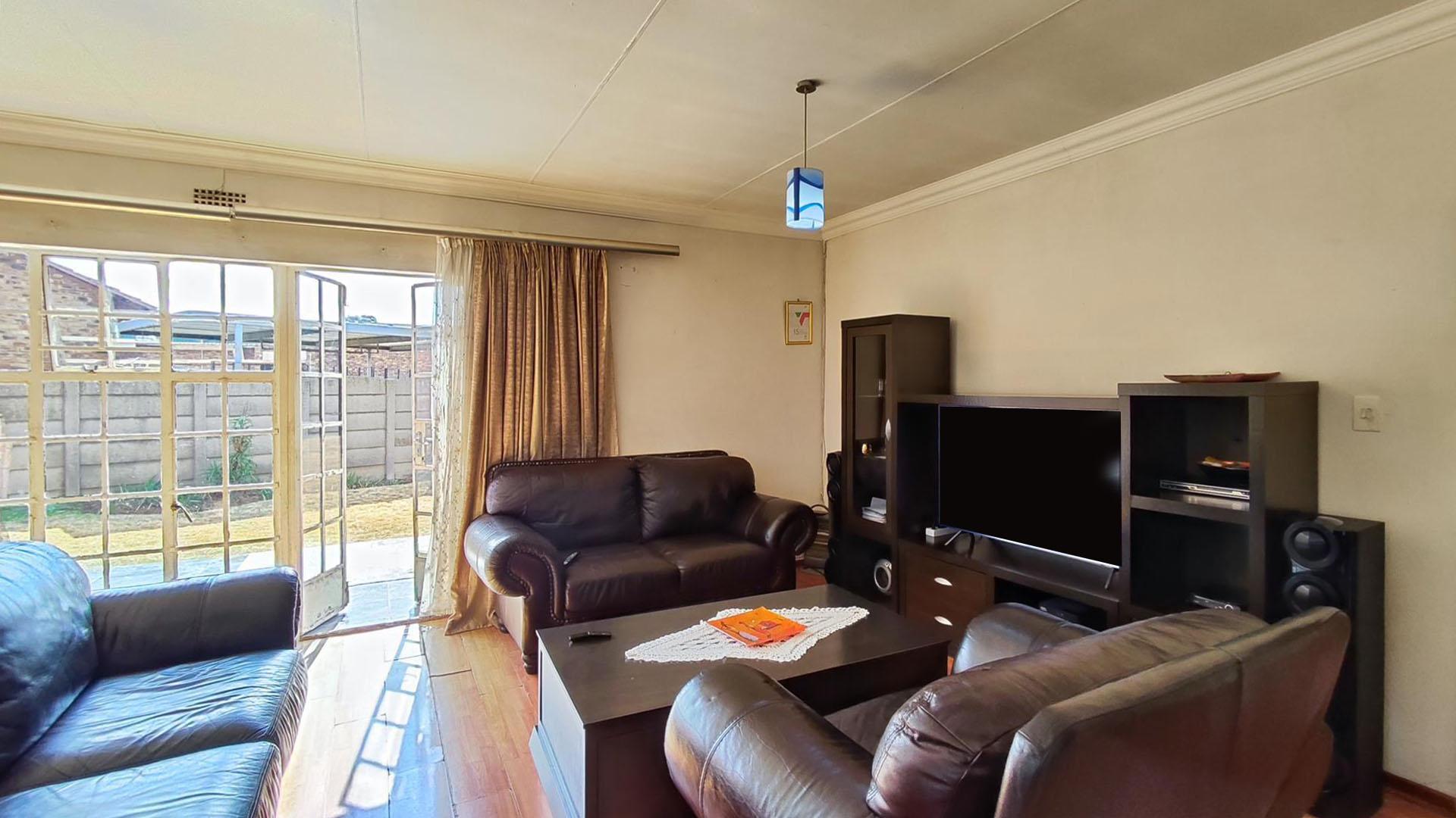 Lounges - 25 square meters of property in Modder East