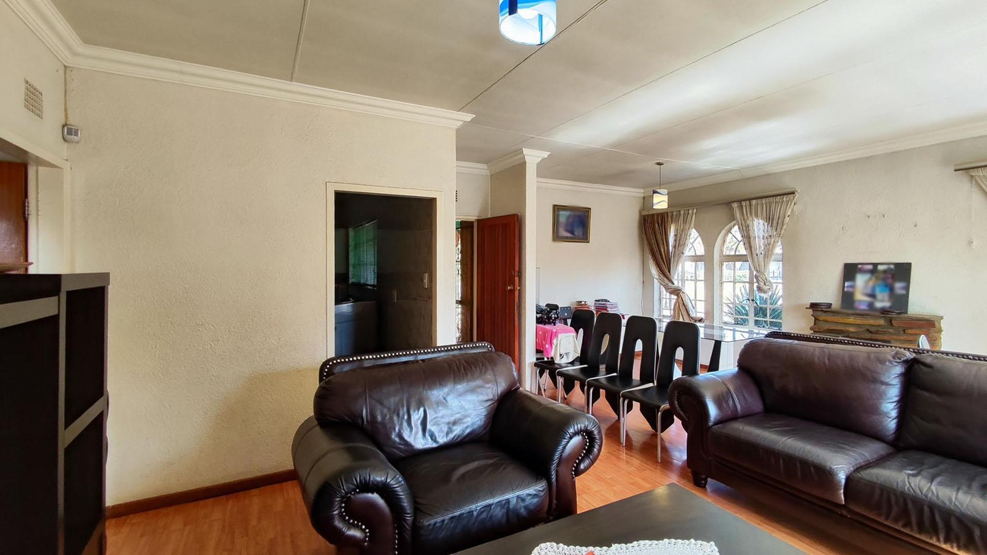 Lounges - 25 square meters of property in Modder East