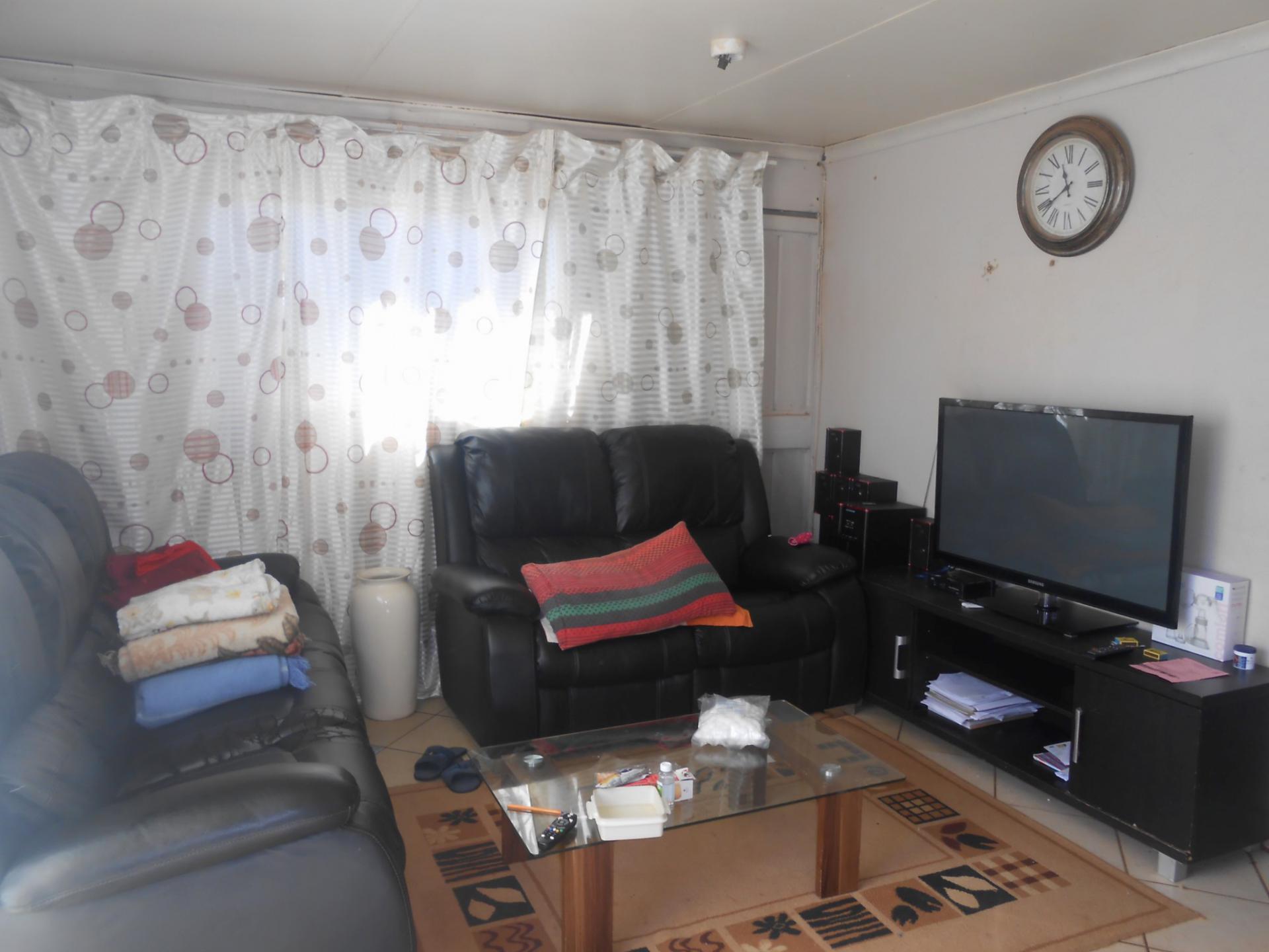 Lounges - 21 square meters of property in Kagiso