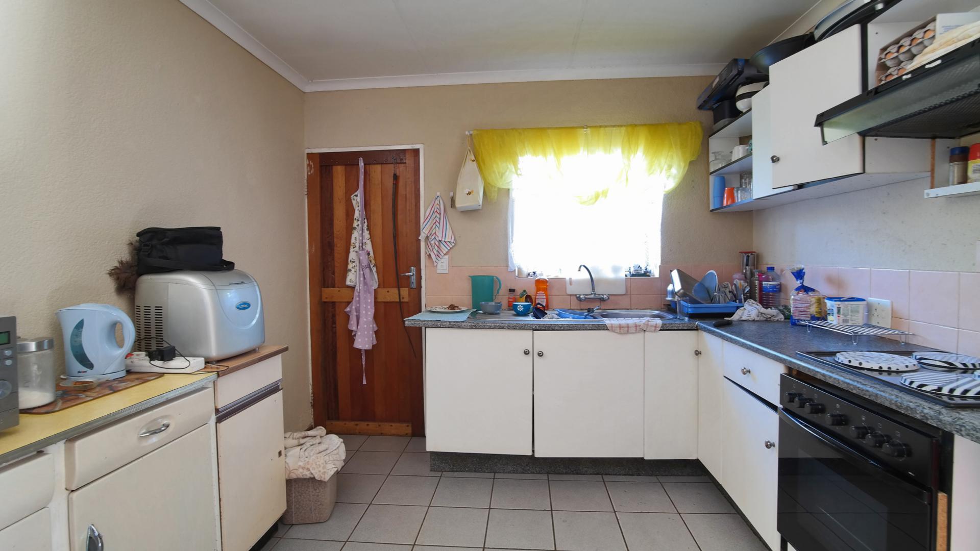 Kitchen - 9 square meters of property in Geelhoutpark