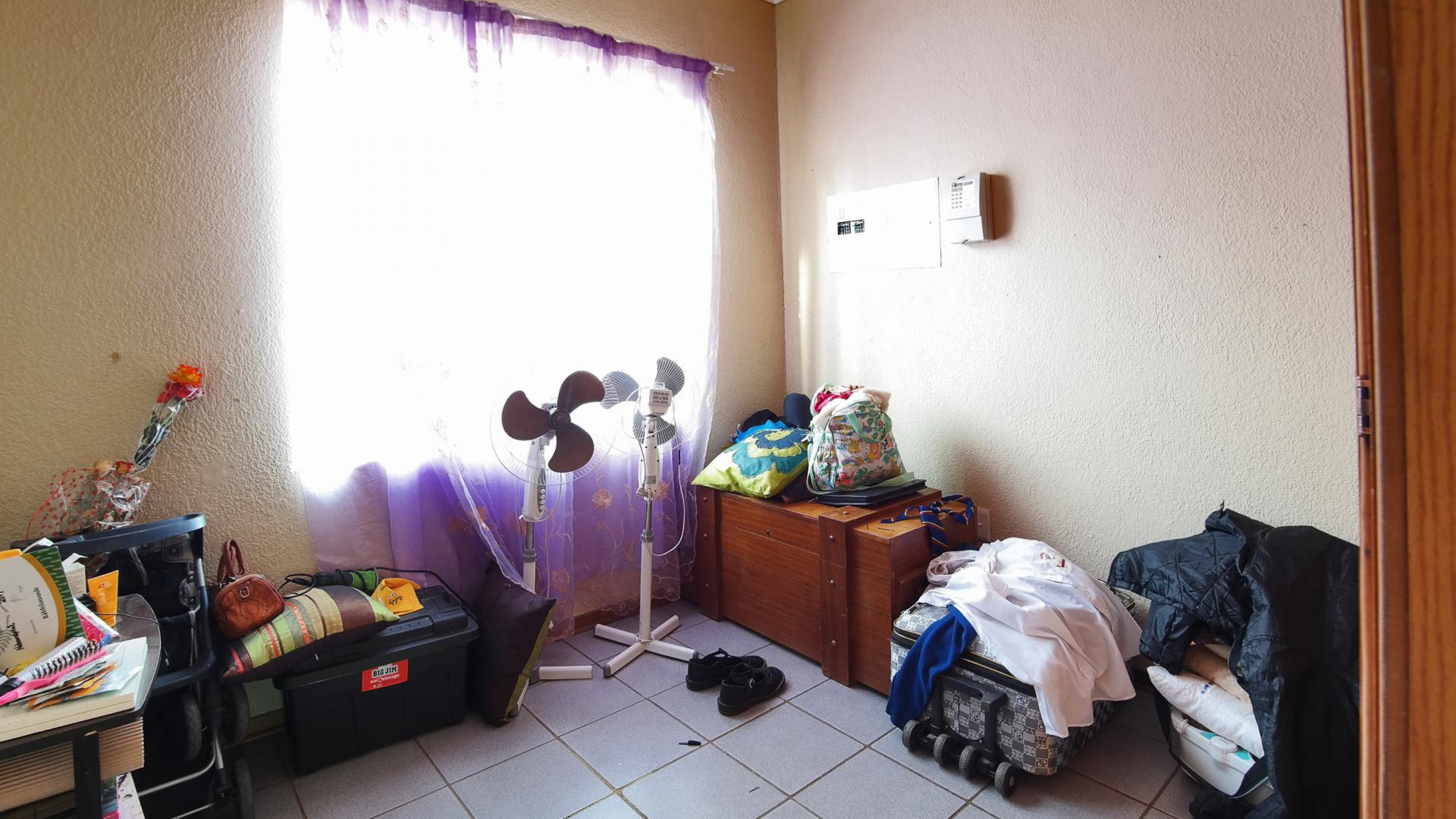 Bed Room 2 - 10 square meters of property in Geelhoutpark