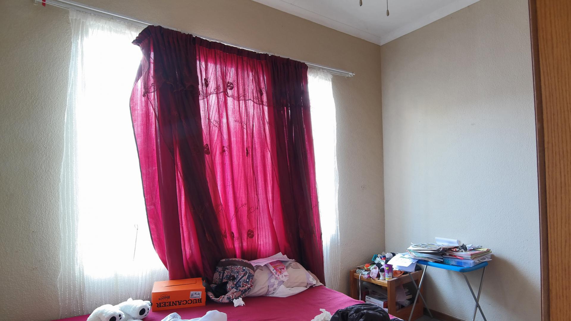 Bed Room 1 - 10 square meters of property in Geelhoutpark