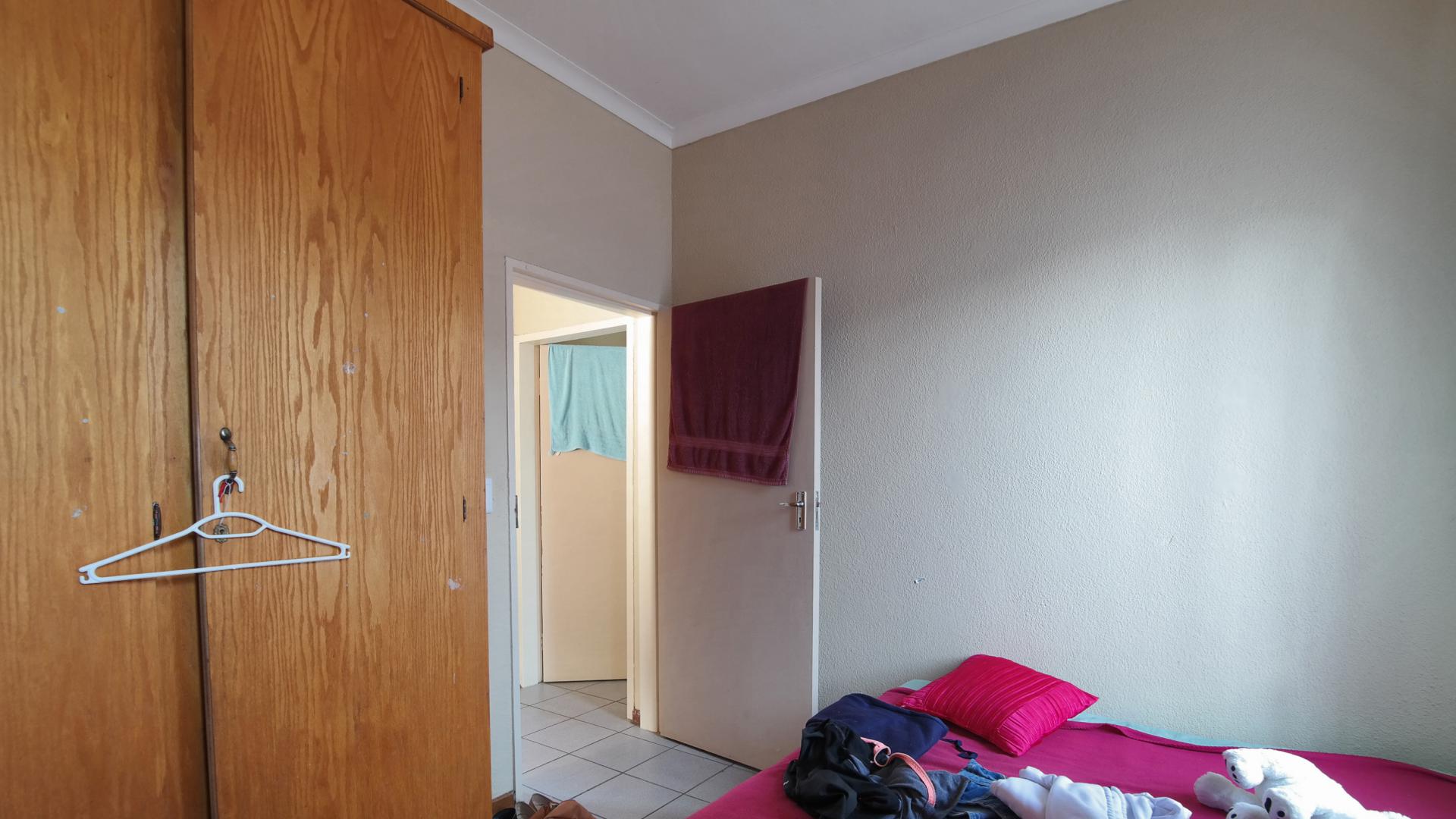 Bed Room 1 - 10 square meters of property in Geelhoutpark