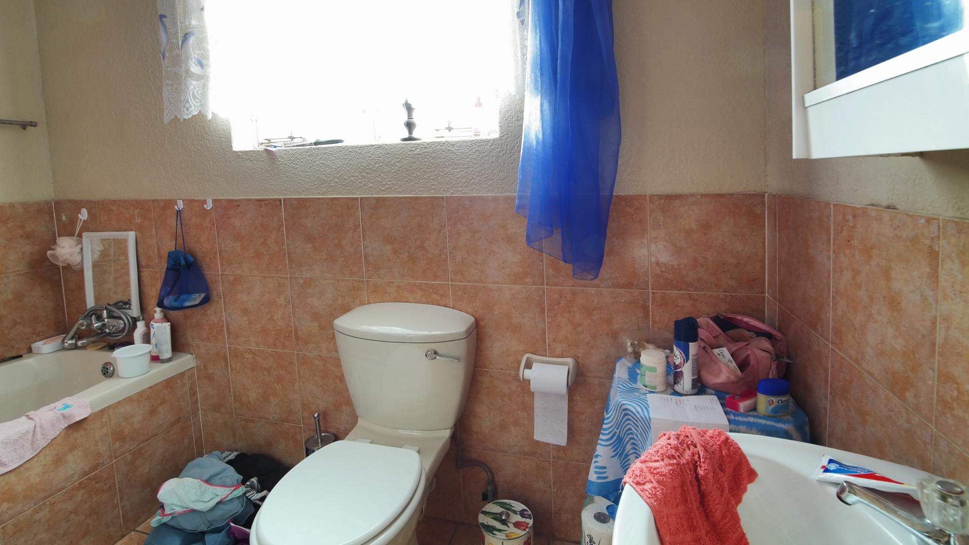 Bathroom 1 - 8 square meters of property in Geelhoutpark