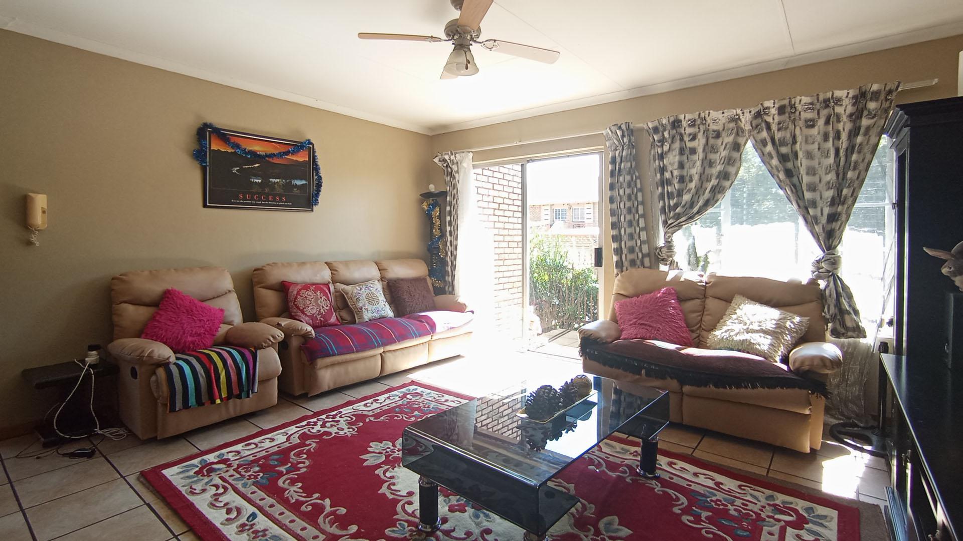 Lounges - 24 square meters of property in Amberfield