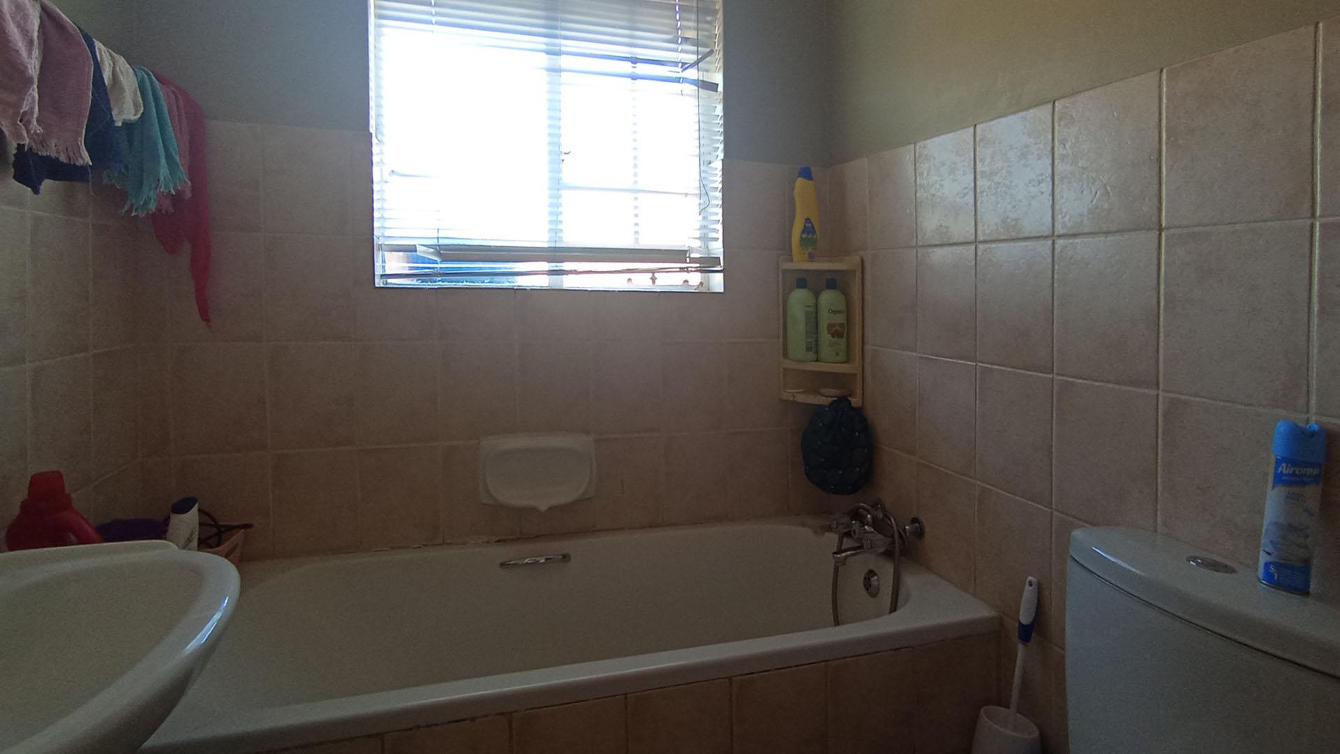 Bathroom 1 - 6 square meters of property in Amberfield