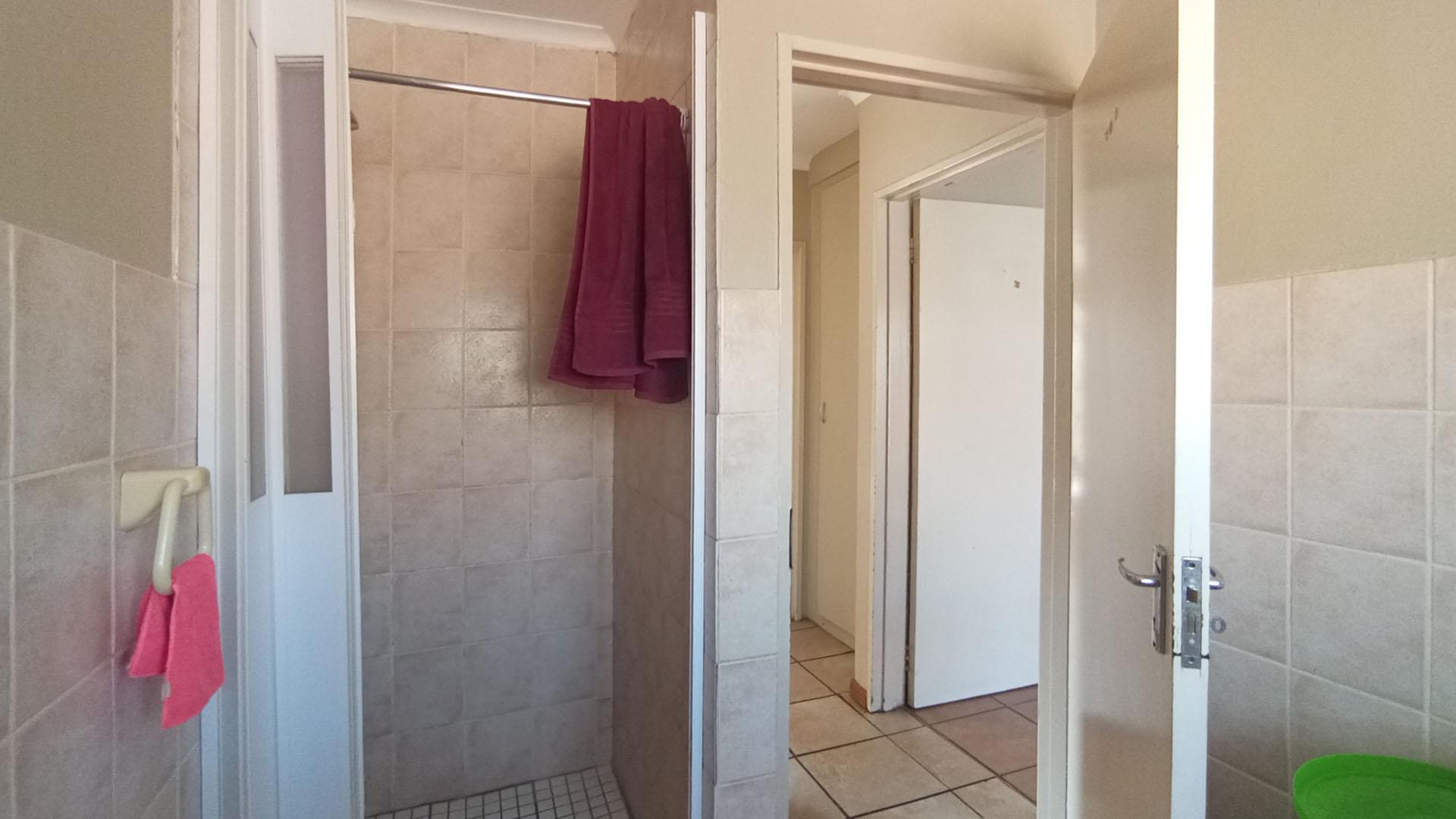 Bathroom 1 - 6 square meters of property in Amberfield