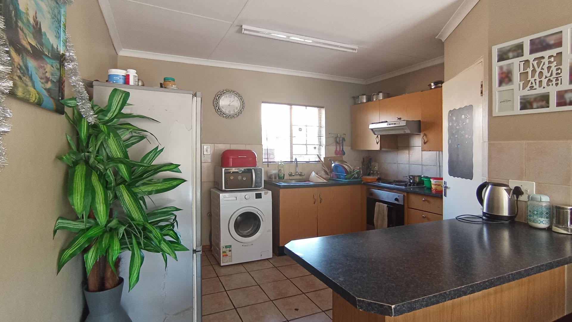 Kitchen - 12 square meters of property in Amberfield