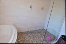 Main Bathroom - 10 square meters of property in Bluff