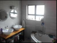 Main Bathroom - 10 square meters of property in Bluff