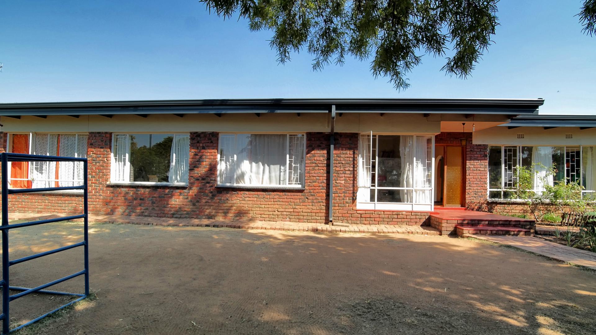 Front View of property in Constantia Glen