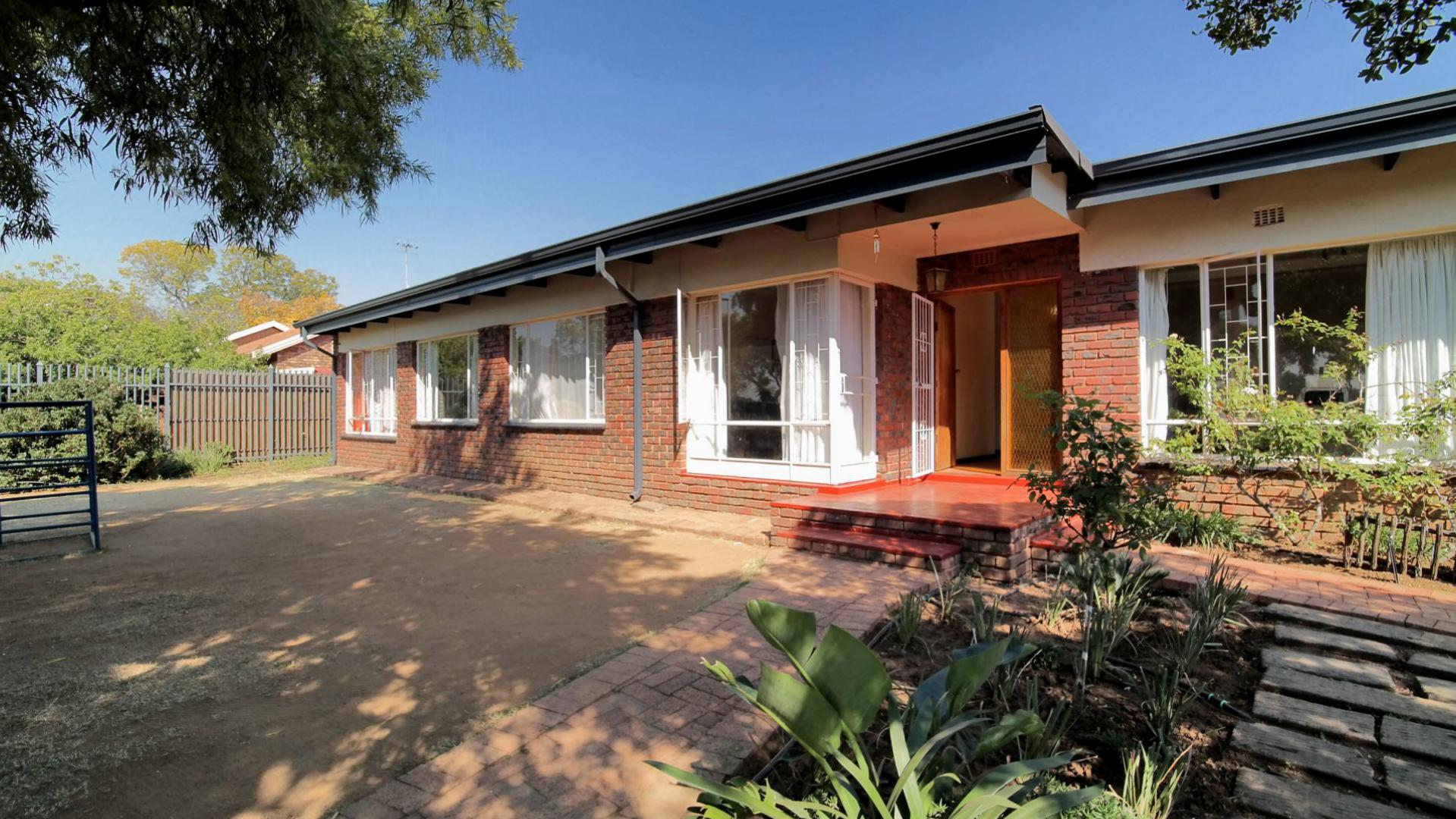 Front View of property in Constantia Glen