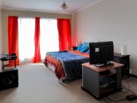 Main Bedroom - 19 square meters of property in Constantia Glen