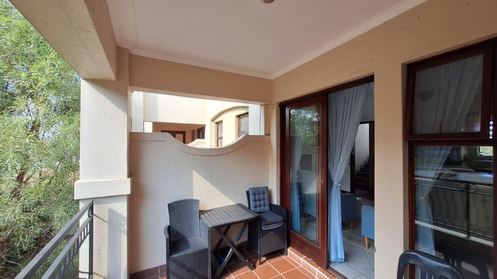 Balcony - 15 square meters of property in Bryanston