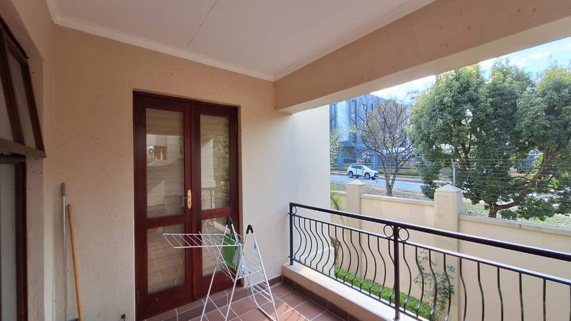 Balcony - 15 square meters of property in Bryanston