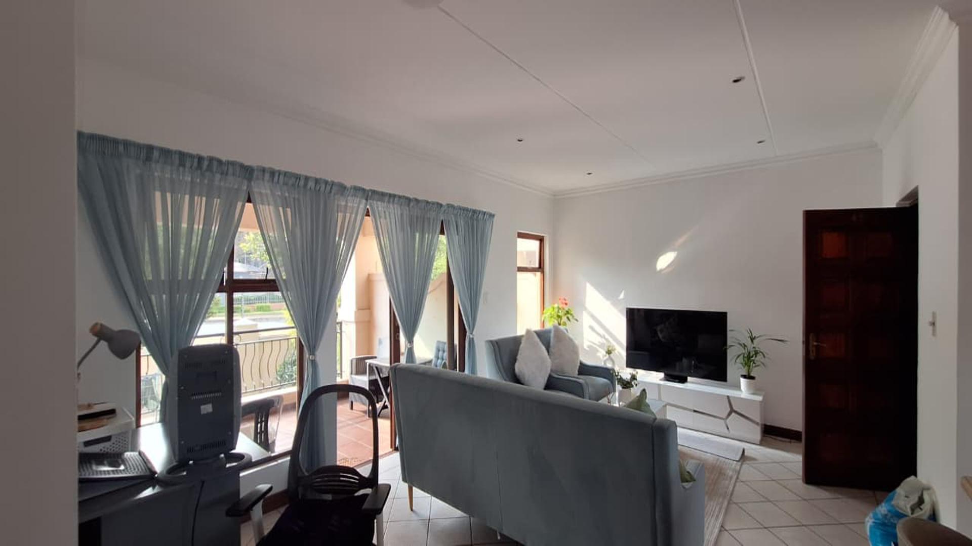Lounges - 27 square meters of property in Bryanston