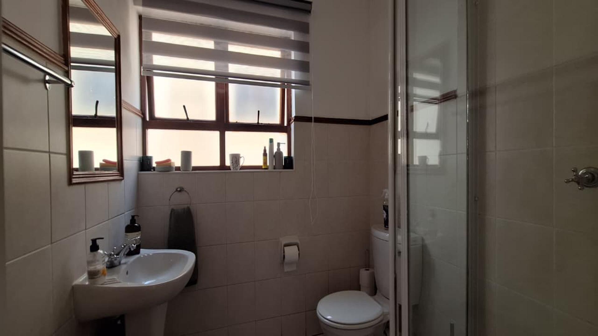 Bathroom 1 - 5 square meters of property in Bryanston