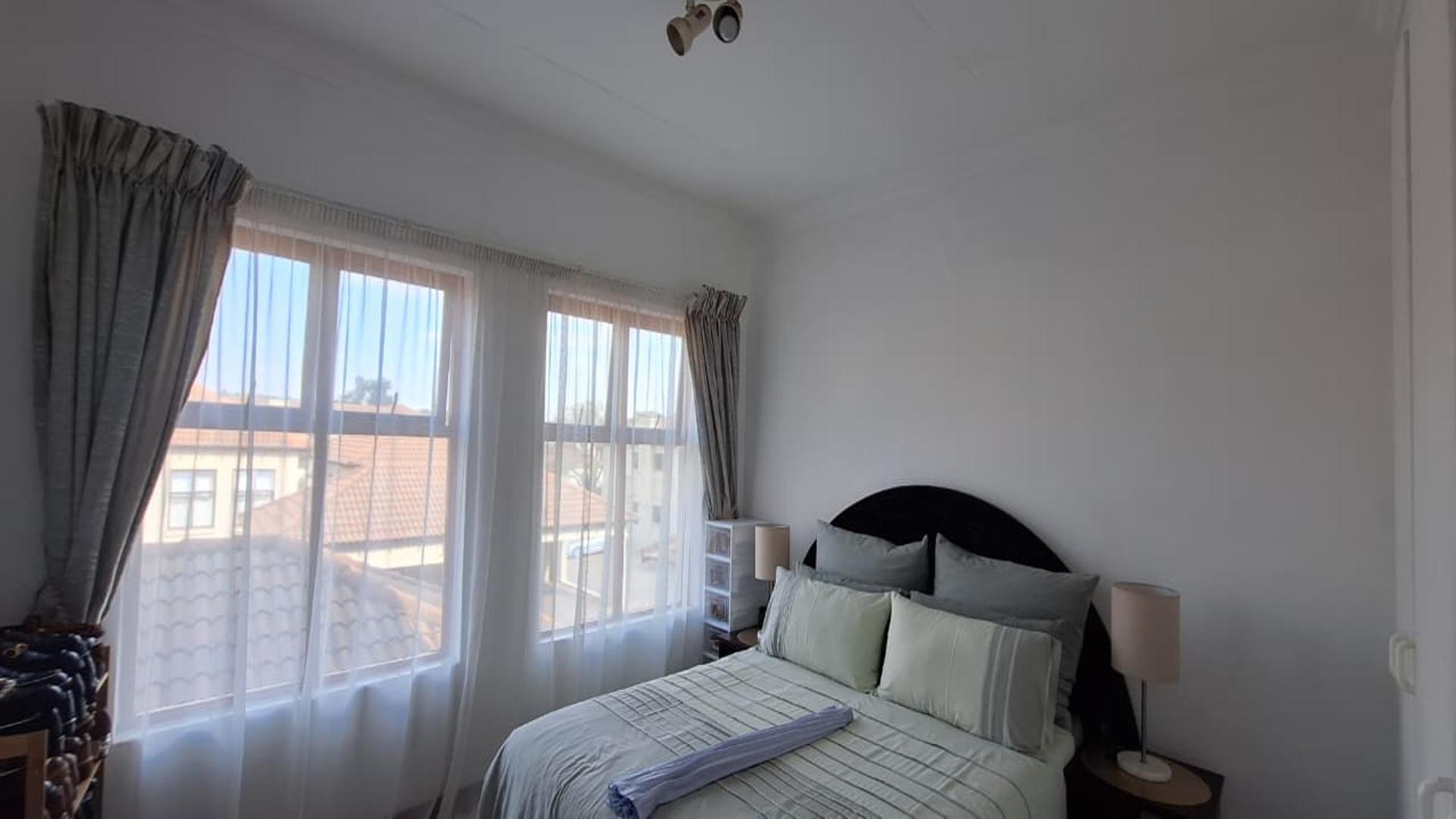 Bed Room 1 - 15 square meters of property in Bryanston