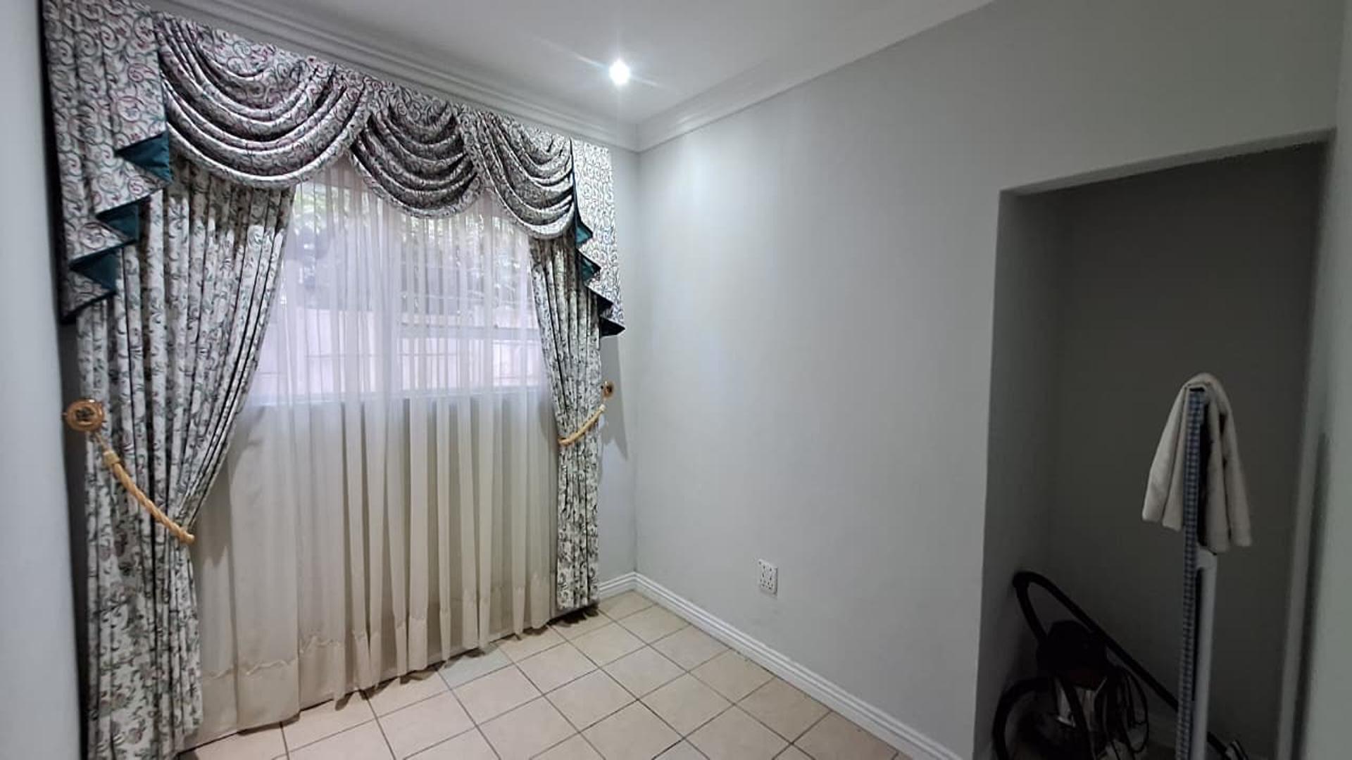 Spaces - 168 square meters of property in Noordheuwel