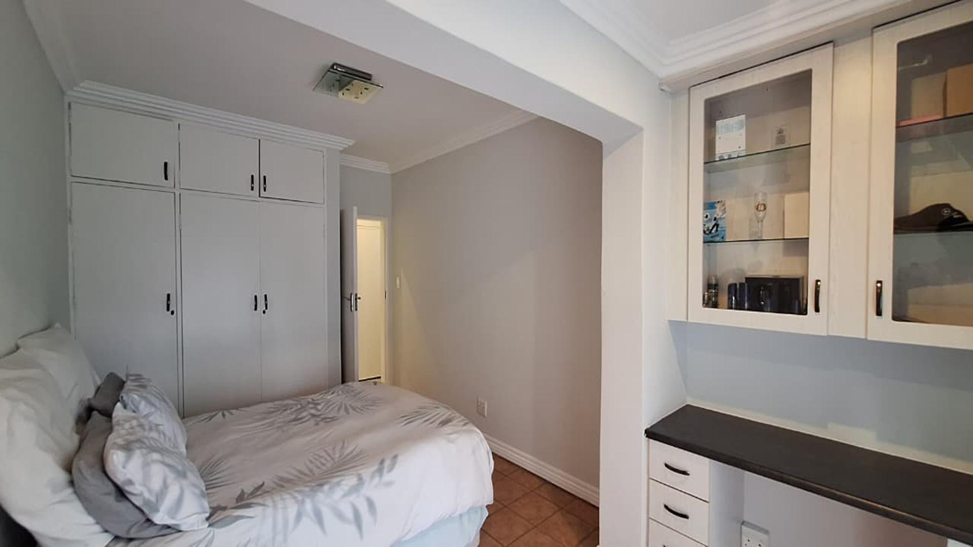 Bed Room 1 - 21 square meters of property in Noordheuwel