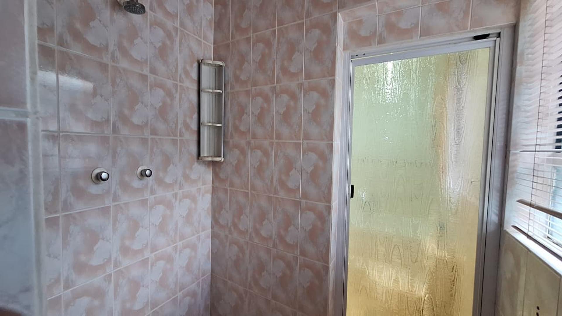 Main Bathroom - 16 square meters of property in Noordheuwel