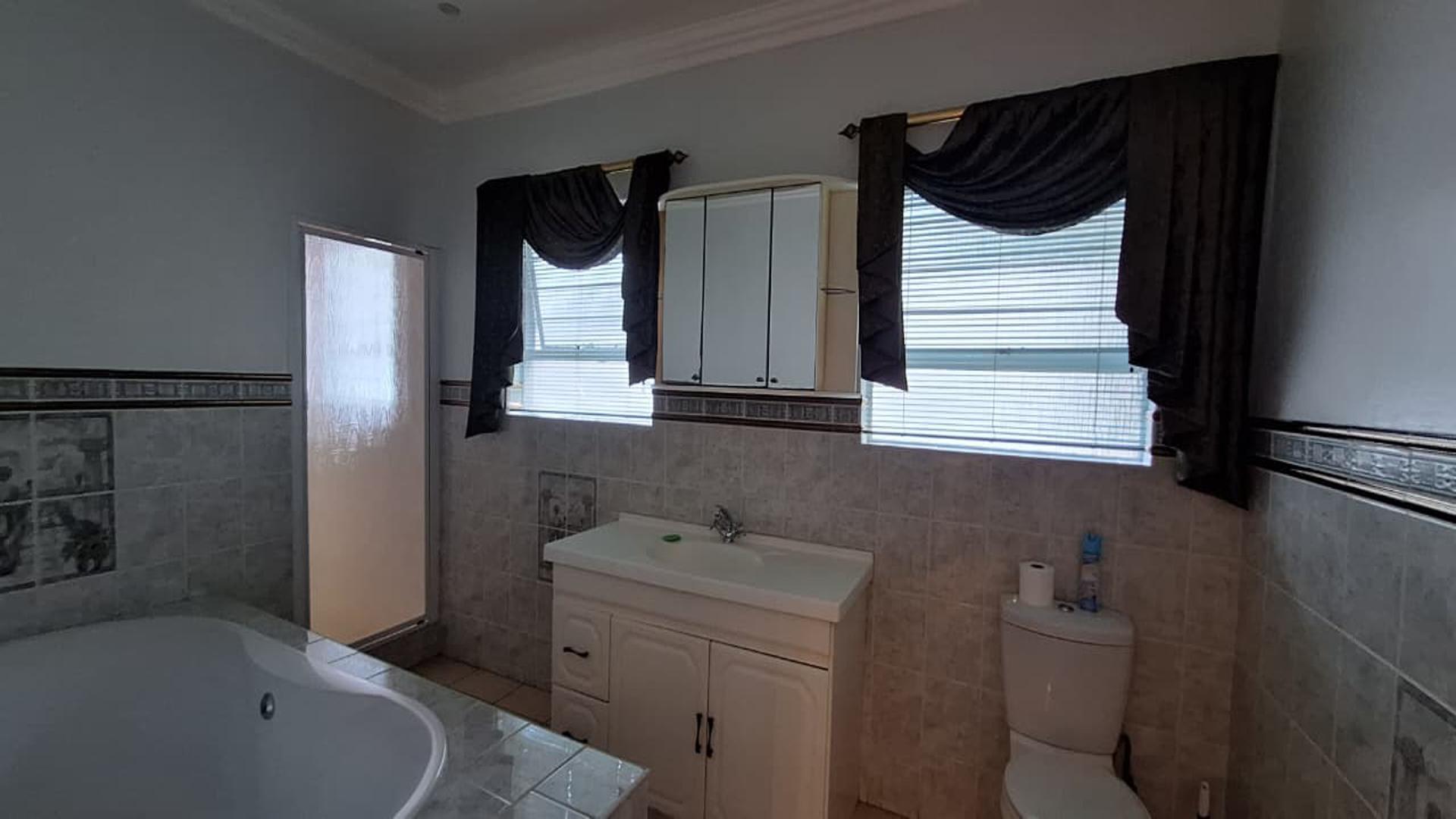 Main Bathroom - 16 square meters of property in Noordheuwel