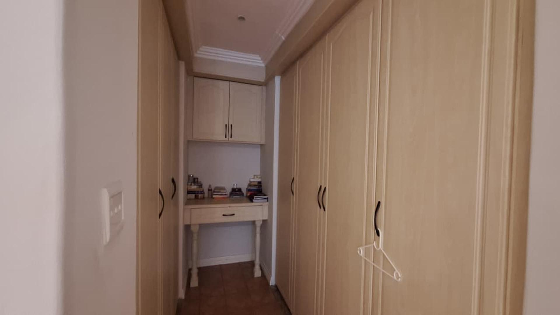 Spaces - 168 square meters of property in Noordheuwel